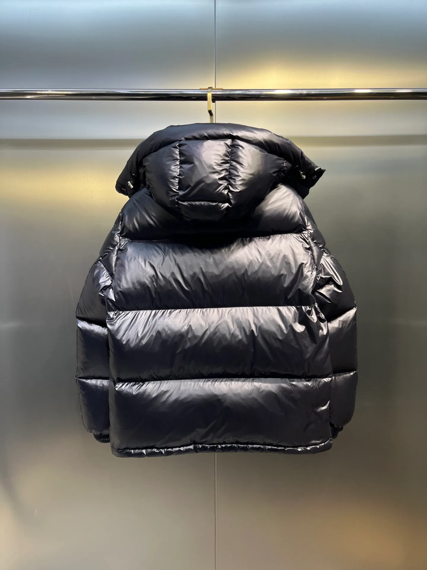 P700 Moncler Yuhuang Maya Maya color striped webbing double zipper series classic versatile down jacket for men and women. There are too many versions on the market, the quality and price are proportional. ➖Authentic synchronous anti-counterfeiting chip sensor! ➖The high version of the classic series will never be misleading like false goose down! ➖15d nylon fabric lining is of the highest standard, never velvet! ➖The original Velcro is durable, and the accessories and hardware are all custom-made from the original factory, 100% restoring the replica quality! ➖The perfect combination of every link ensures the smoothness of every piece of clothing, the Rolls-Royce of down jackets!  Style number: A78# Color: black white Size: 1-5