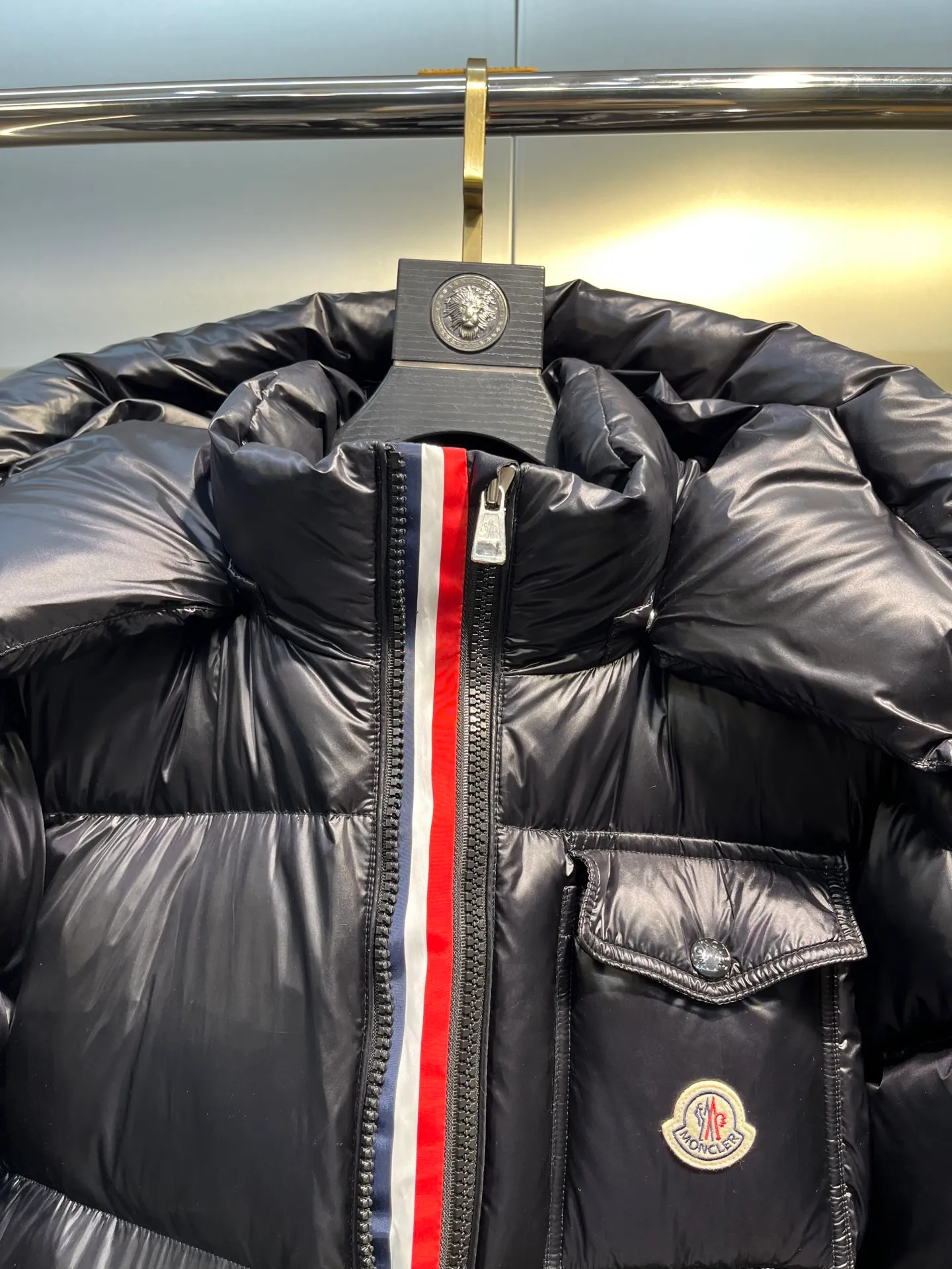 P700 Moncler Yuhuang Maya Maya color striped webbing double zipper series classic versatile down jacket for men and women. There are too many versions on the market, the quality and price are proportional. ➖Authentic synchronous anti-counterfeiting chip sensor! ➖The high version of the classic series will never be misleading like false goose down! ➖15d nylon fabric lining is of the highest standard, never velvet! ➖The original Velcro is durable, and the accessories and hardware are all custom-made from the original factory, 100% restoring the replica quality! ➖The perfect combination of every link ensures the smoothness of every piece of clothing, the Rolls-Royce of down jackets!  Style number: A78# Color: black white Size: 1-5