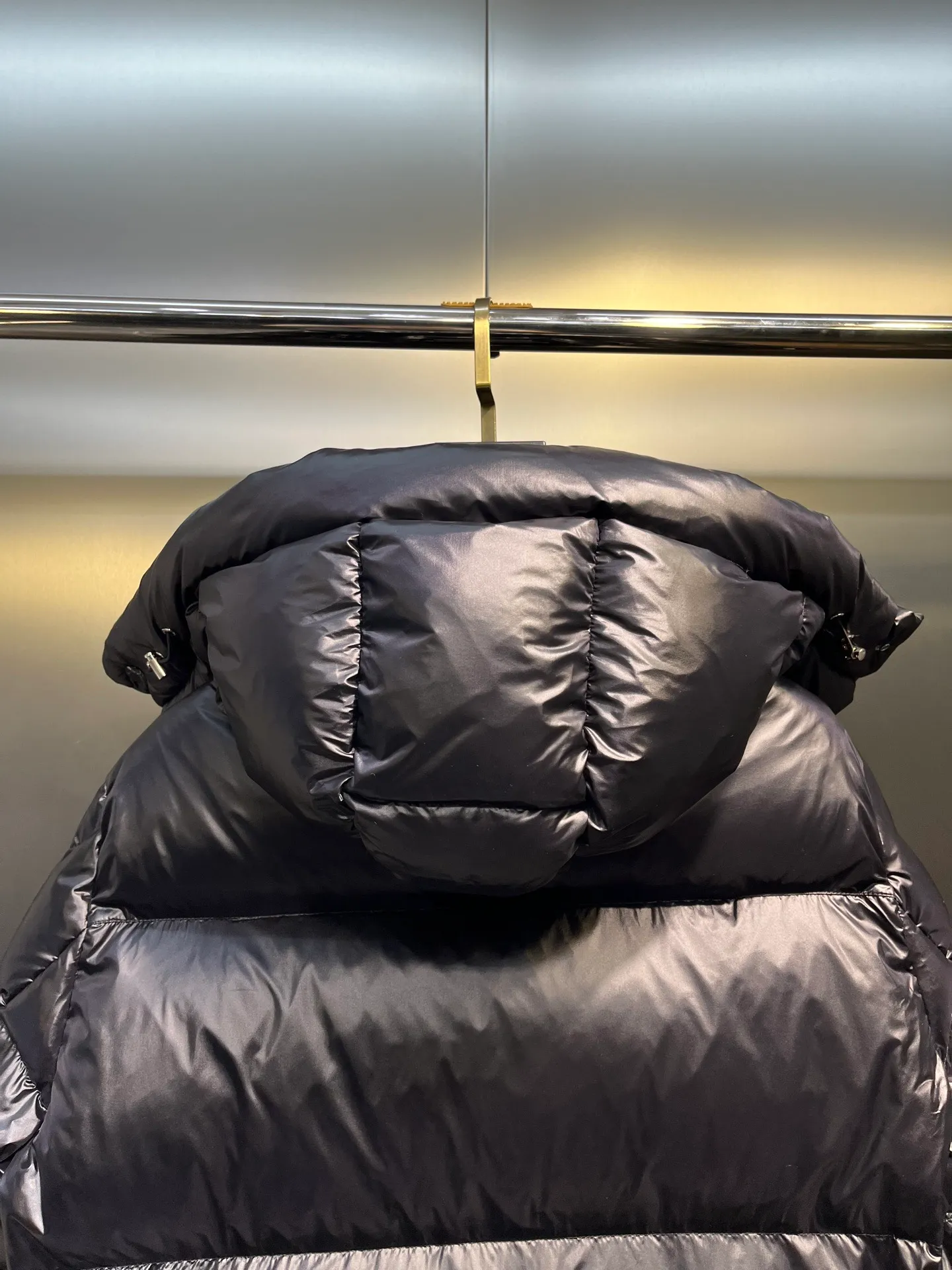 P700 Moncler Yuhuang Maya Maya color striped webbing double zipper series classic versatile down jacket for men and women. There are too many versions on the market, the quality and price are proportional. ➖Authentic synchronous anti-counterfeiting chip sensor! ➖The high version of the classic series will never be misleading like false goose down! ➖15d nylon fabric lining is of the highest standard, never velvet! ➖The original Velcro is durable, and the accessories and hardware are all custom-made from the original factory, 100% restoring the replica quality! ➖The perfect combination of every link ensures the smoothness of every piece of clothing, the Rolls-Royce of down jackets!  Style number: A78# Color: black white Size: 1-5