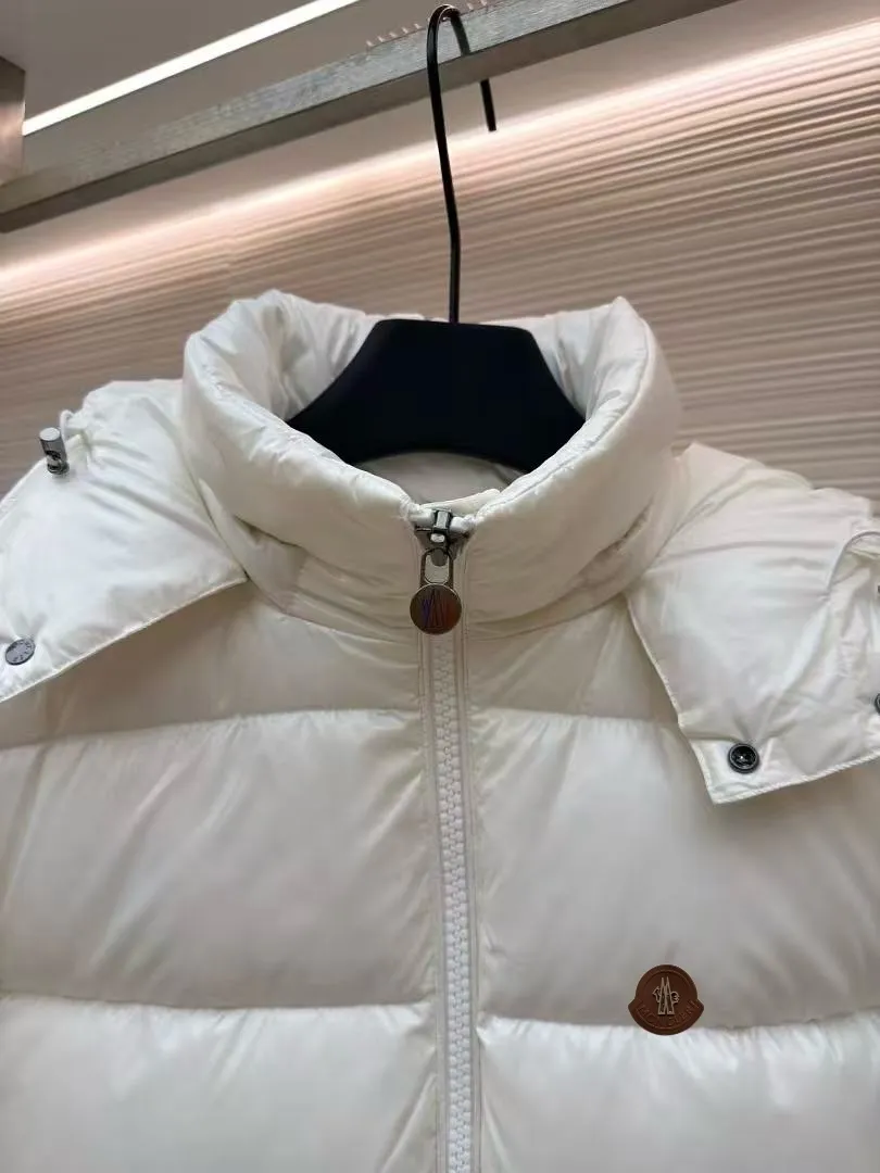 P720 MONCLER Meng Mouth Maya Down Jacket: Color/off-white, black Size: M. L. Zipper pendant with custom logo Fabric: 400D bright nylon, anti-fouling, anti-wrinkle, waterproof and windproof, very wear-resistant, breathable and comfortable.           Embroidery: Straight lines, smooth curves, dense and neat stitches, no jagged edges, flat embroidery surface, no skewed threads, consistent stitch length, no bottom exposed, no overlap, smooth embroidery surface, no ink marks and other stains. Advanced imported embroidery machines are used to ensure embroidery quality.