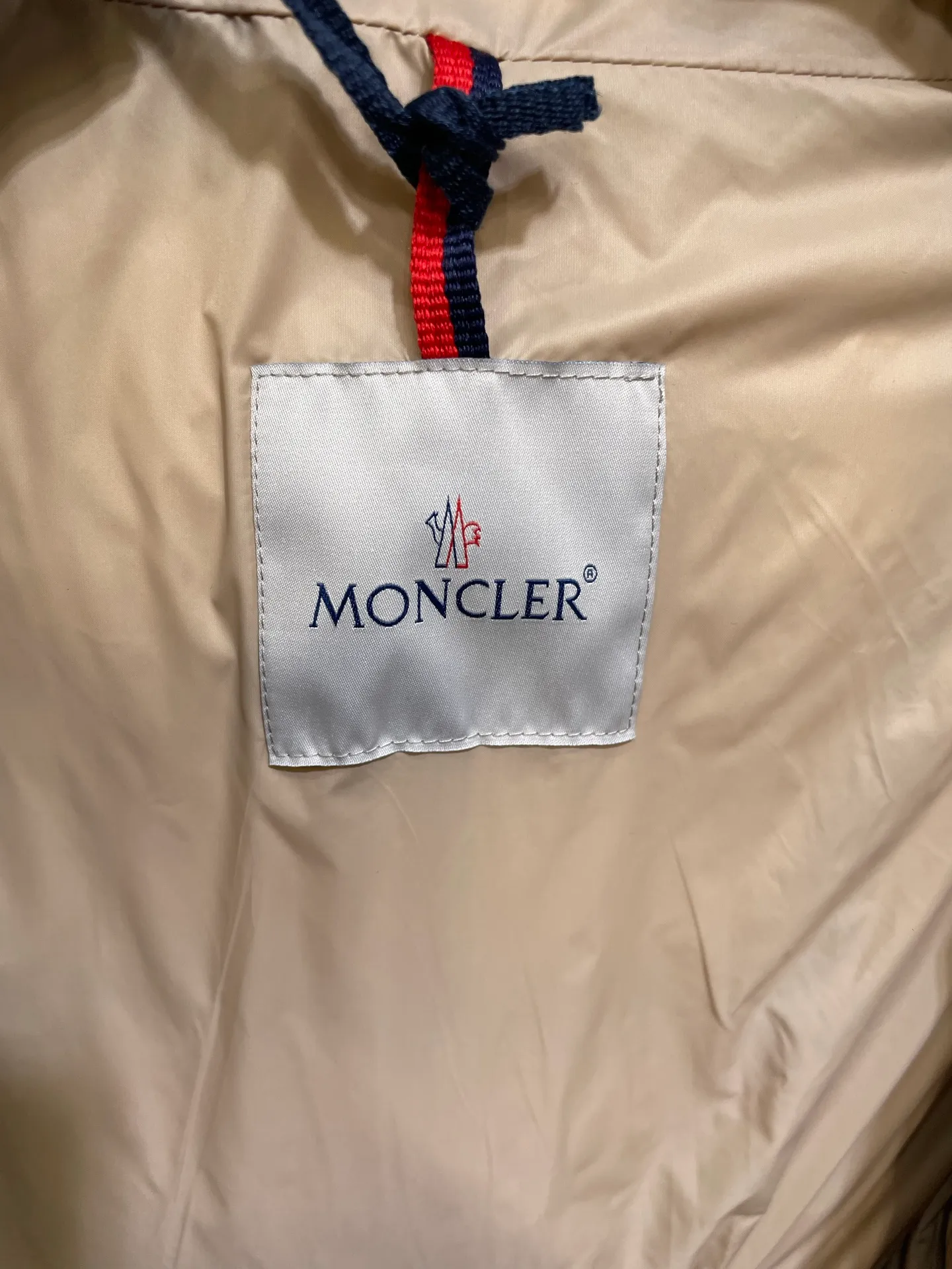 P910 MONCLER 25FW new autumn and winter product. Waisted black gold Agneux women's square quilted hooded short down jacket. The Agneux down jacket combines protective fabrics and exquisite textures. Short fit in functional nylon with a glossy satin finish. Paired with a nipped-in waist design, it outlines a feminine silhouette. Made of nylon Longue saison lining Filled with down Detachable and adjustable hood Zip and snap fastening Zippered pockets Elastic waist Black Apricot Sizes S M L