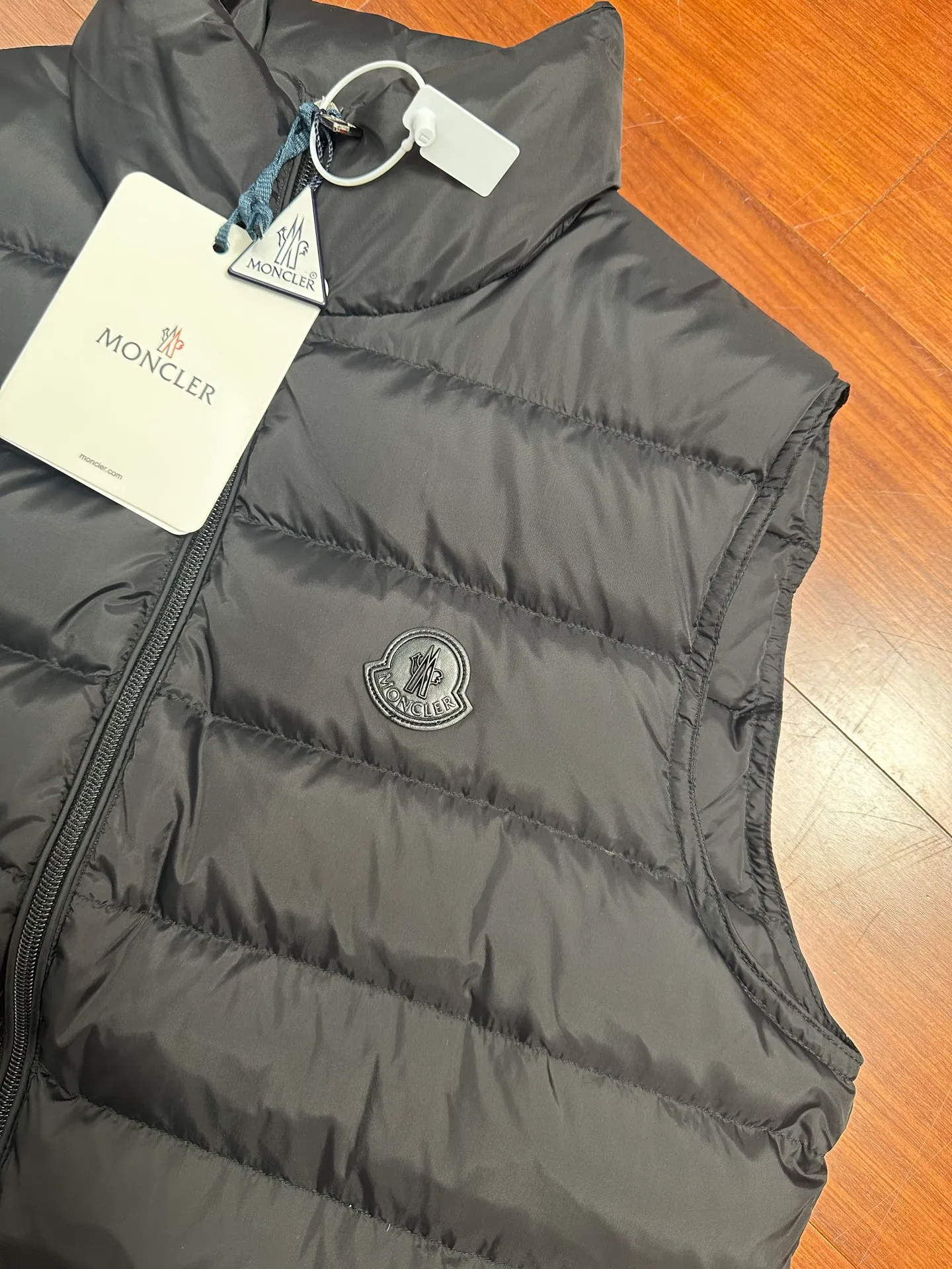 P700 Moncler lightweight vest feather/Treompan down vest "Sensing system, built-in chip" 2021 new national standard 95 plain white duck down has passed the inspection (reprint and change to 90). The feather bones are very small and silkless. Just cut it and look at it. Customized glued high-density fabric, original hardware custom zipper (high texture and sparkling), high-tech precision wiring, every line is straight! Color: Black Size: 1-5