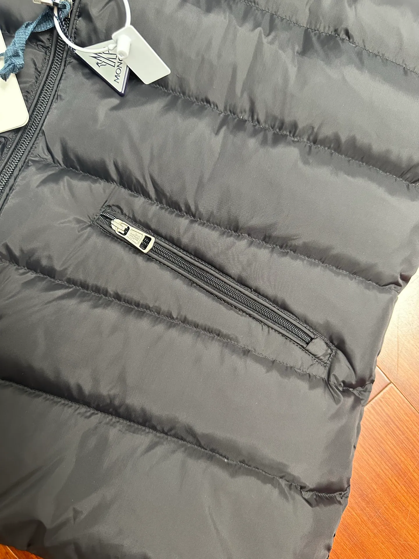 P700 Moncler lightweight vest feather/Treompan down vest "Sensing system, built-in chip" 2021 new national standard 95 plain white duck down has passed the inspection (reprint and change to 90). The feather bones are very small and silkless. Just cut it and look at it. Customized glued high-density fabric, original hardware custom zipper (high texture and sparkling), high-tech precision wiring, every line is straight! Color: Black Size: 1-5