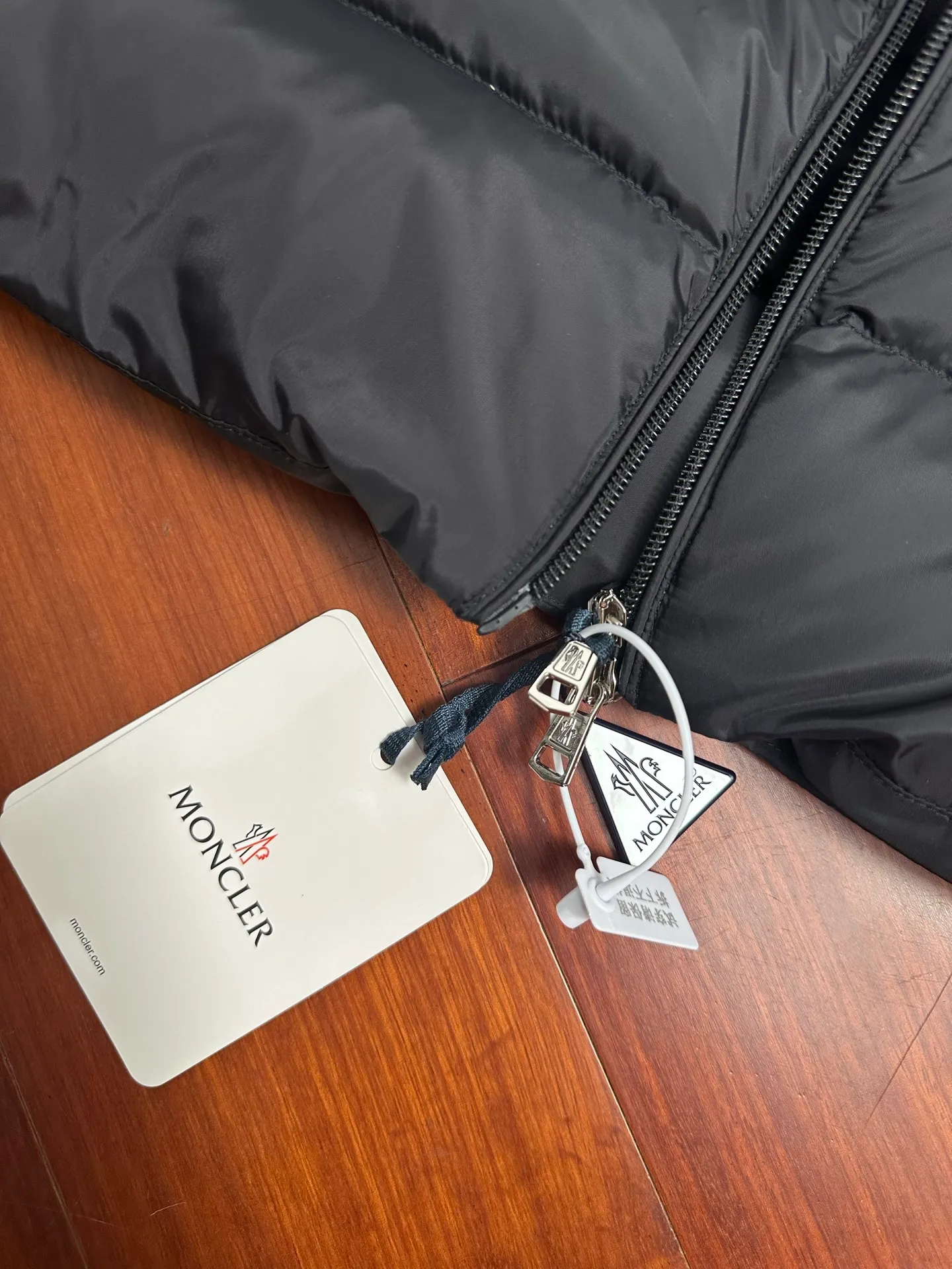 P700 Moncler lightweight vest feather/Treompan down vest "Sensing system, built-in chip" 2021 new national standard 95 plain white duck down has passed the inspection (reprint and change to 90). The feather bones are very small and silkless. Just cut it and look at it. Customized glued high-density fabric, original hardware custom zipper (high texture and sparkling), high-tech precision wiring, every line is straight! Color: Black Size: 1-5