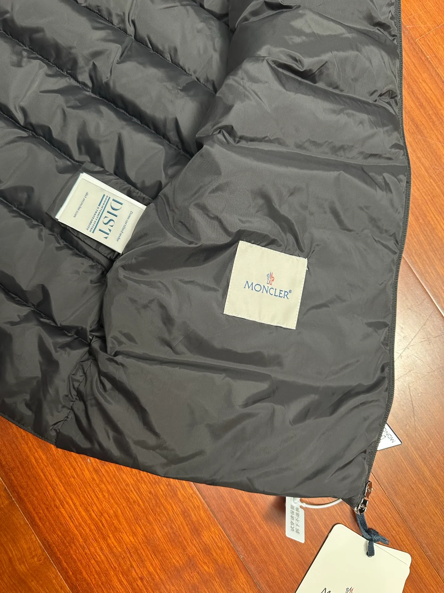 P700 Moncler lightweight vest feather/Treompan down vest "Sensing system, built-in chip" 2021 new national standard 95 plain white duck down has passed the inspection (reprint and change to 90). The feather bones are very small and silkless. Just cut it and look at it. Customized glued high-density fabric, original hardware custom zipper (high texture and sparkling), high-tech precision wiring, every line is straight! Color: Black Size: 1-5