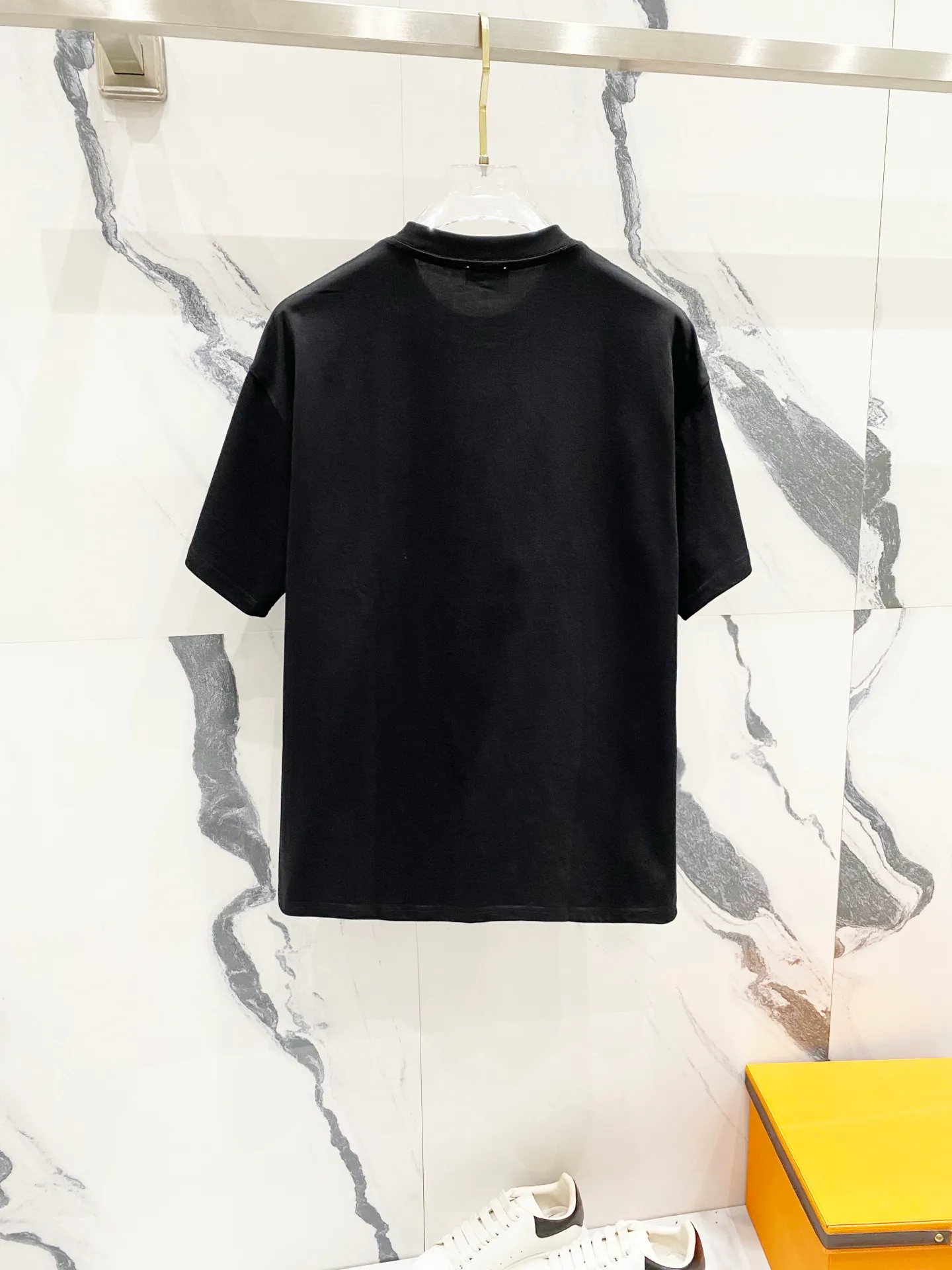 P150 MONCLER/Muzzled 260g round neck short-sleeved T-shirt, color block brand pattern embroidery🪡letter LOGO, official synchronization, high version, high quality, fashionable personality, versatile trend, pure original quality, original fabric, tag, collar label, washed wheat, complete three standards, color: black, white. Size: XS-L