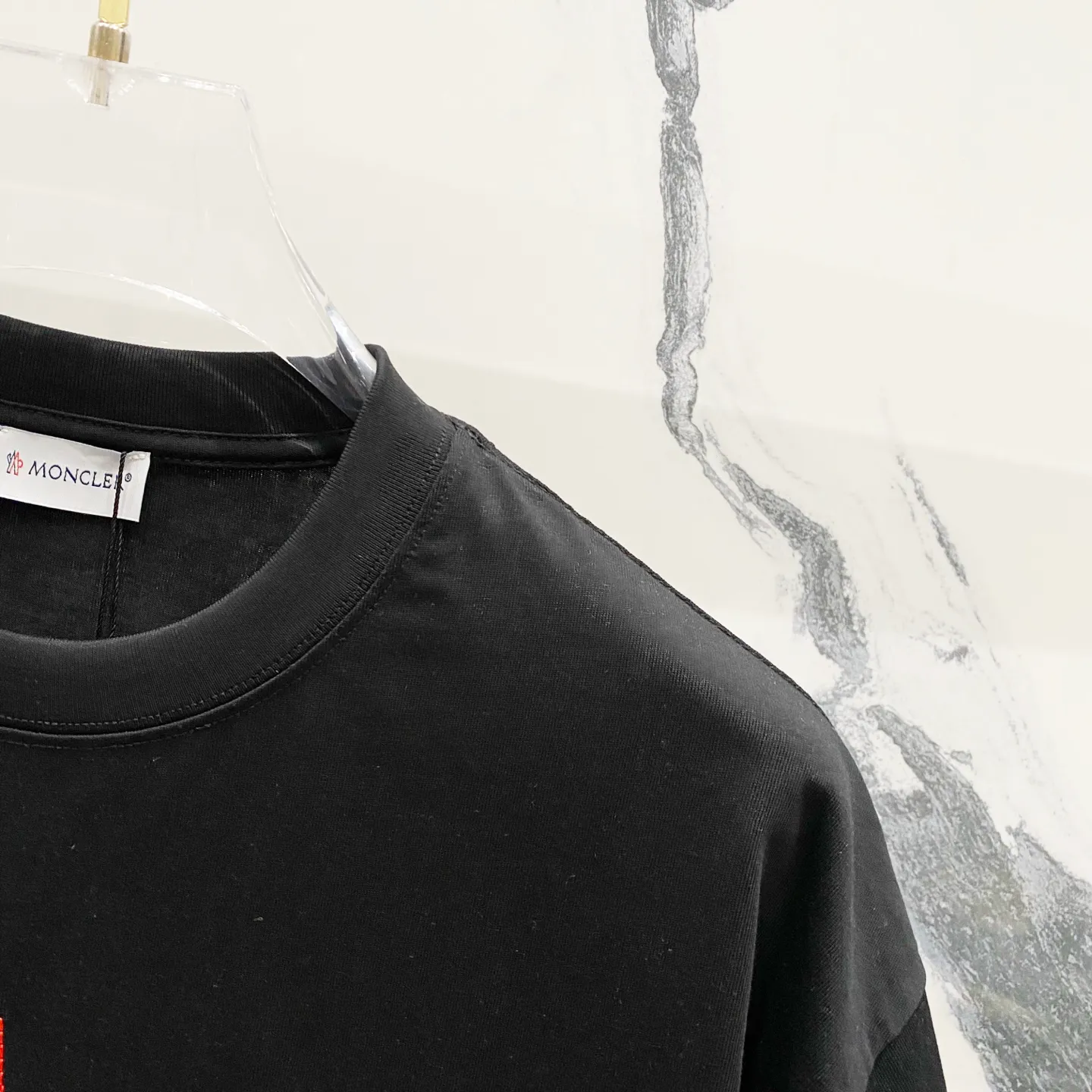 P150 MONCLER/Muzzled 260g round neck short-sleeved T-shirt, color block brand pattern embroidery🪡letter LOGO, official synchronization, high version, high quality, fashionable personality, versatile trend, pure original quality, original fabric, tag, collar label, washed wheat, complete three standards, color: black, white. Size: XS-L