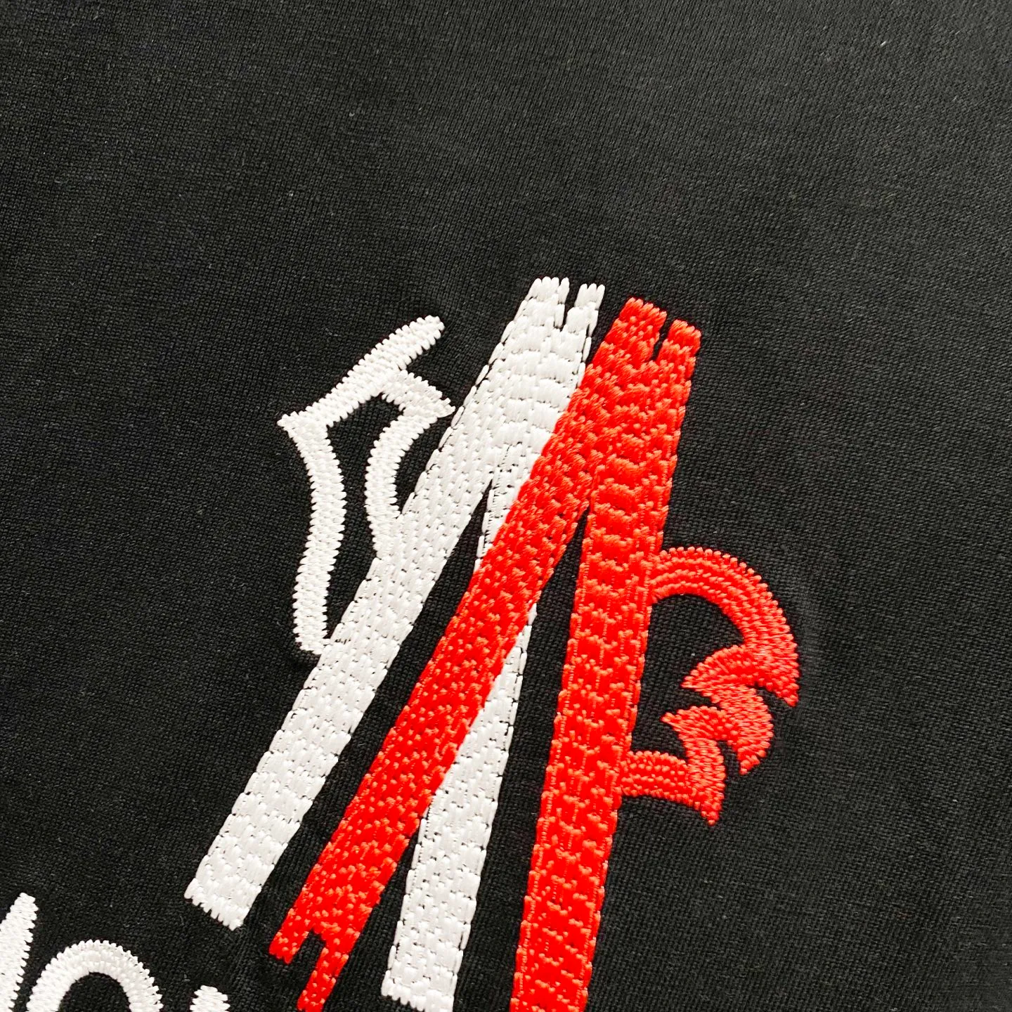 P150 MONCLER/Muzzled 260g round neck short-sleeved T-shirt, color block brand pattern embroidery🪡letter LOGO, official synchronization, high version, high quality, fashionable personality, versatile trend, pure original quality, original fabric, tag, collar label, washed wheat, complete three standards, color: black, white. Size: XS-L