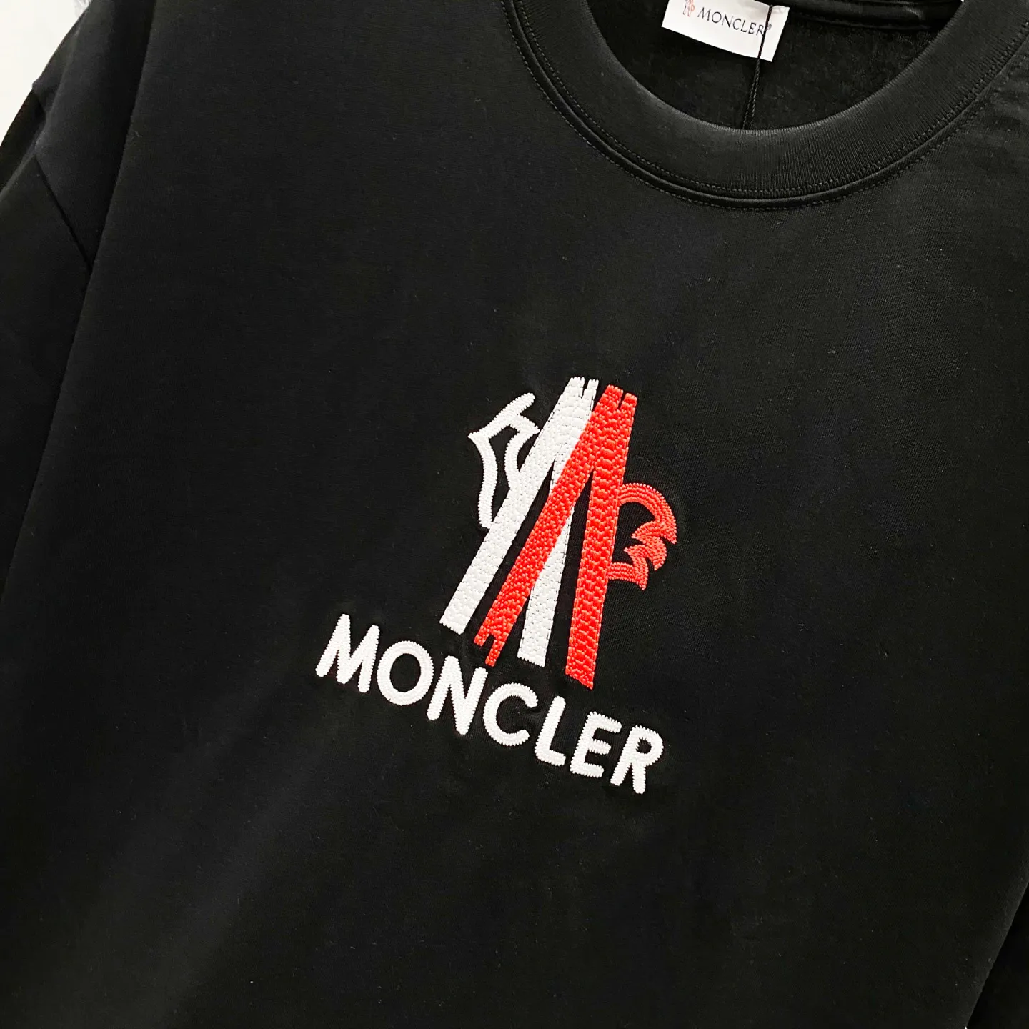 P150 MONCLER/Muzzled 260g round neck short-sleeved T-shirt, color block brand pattern embroidery🪡letter LOGO, official synchronization, high version, high quality, fashionable personality, versatile trend, pure original quality, original fabric, tag, collar label, washed wheat, complete three standards, color: black, white. Size: XS-L