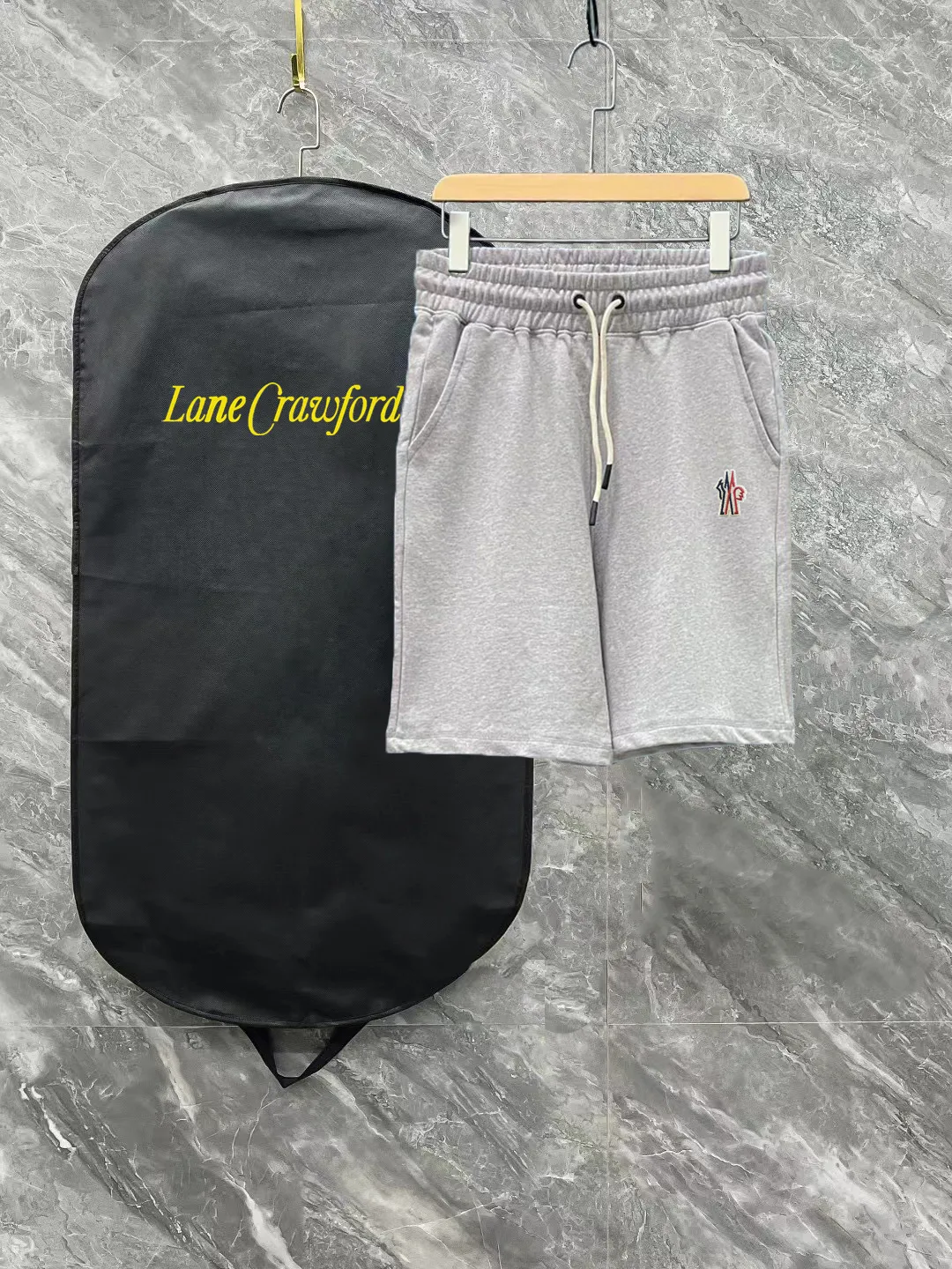 💰230 ✨MONCLER Meng Mouth SS spring and summer show style. Slim-fitting lines with exquisite logo and simple logo shorts. Domestic OEM exports. Supply top brand fabrics. 360g weight. Compatible with all body shapes. Black and white drawstring design on waist elastic band. Customized drawstring pockets with diagonal pocket design on both sides. There is also a small pocket at the rear. Color: black gray. Size S-XL