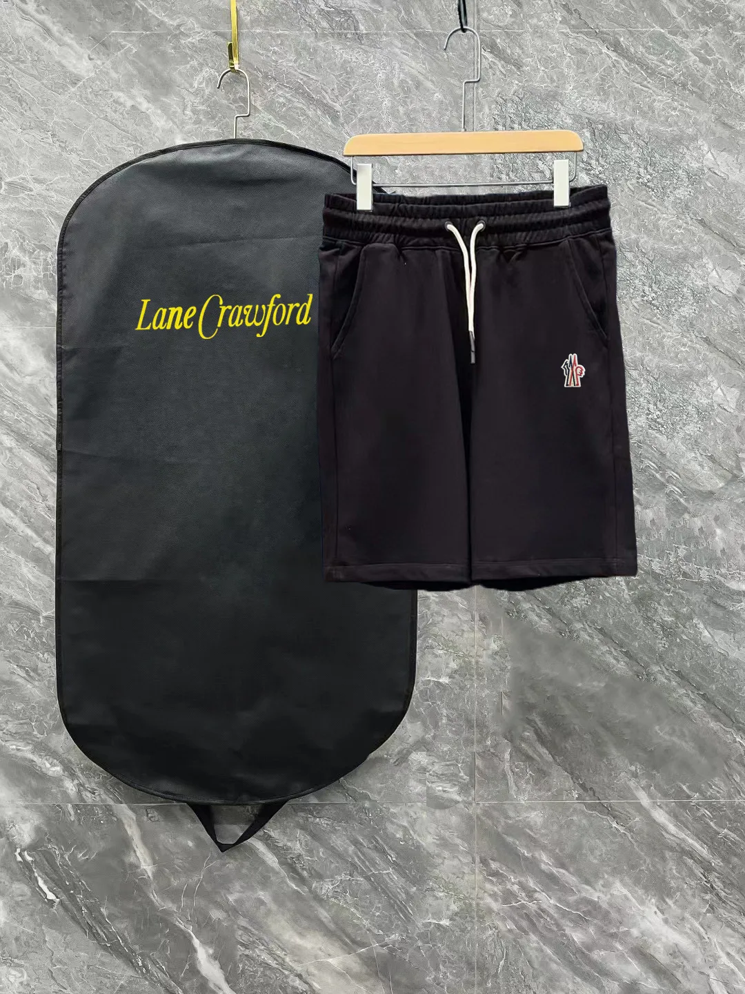 💰230 ✨MONCLER Meng Mouth SS spring and summer show style. Slim-fitting lines with exquisite logo and simple logo shorts. Domestic OEM exports. Supply top brand fabrics. 360g weight. Compatible with all body shapes. Black and white drawstring design on waist elastic band. Customized drawstring pockets with diagonal pocket design on both sides. There is also a small pocket at the rear. Color: black gray. Size S-XL