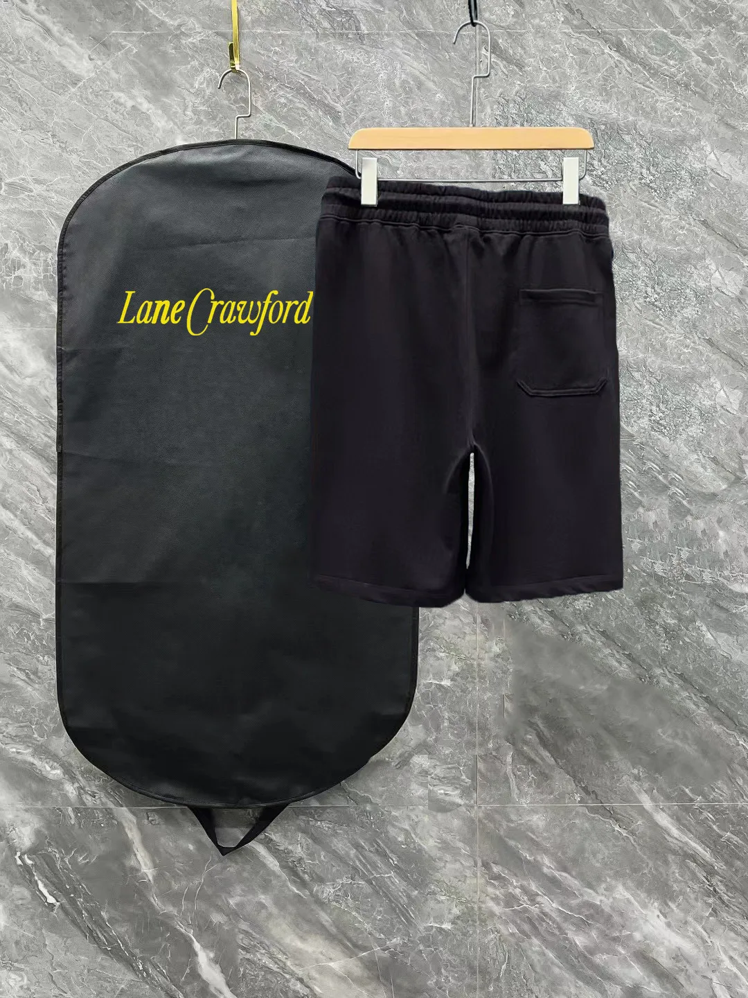 💰230 ✨MONCLER Meng Mouth SS spring and summer show style. Slim-fitting lines with exquisite logo and simple logo shorts. Domestic OEM exports. Supply top brand fabrics. 360g weight. Compatible with all body shapes. Black and white drawstring design on waist elastic band. Customized drawstring pockets with diagonal pocket design on both sides. There is also a small pocket at the rear. Color: black gray. Size S-XL
