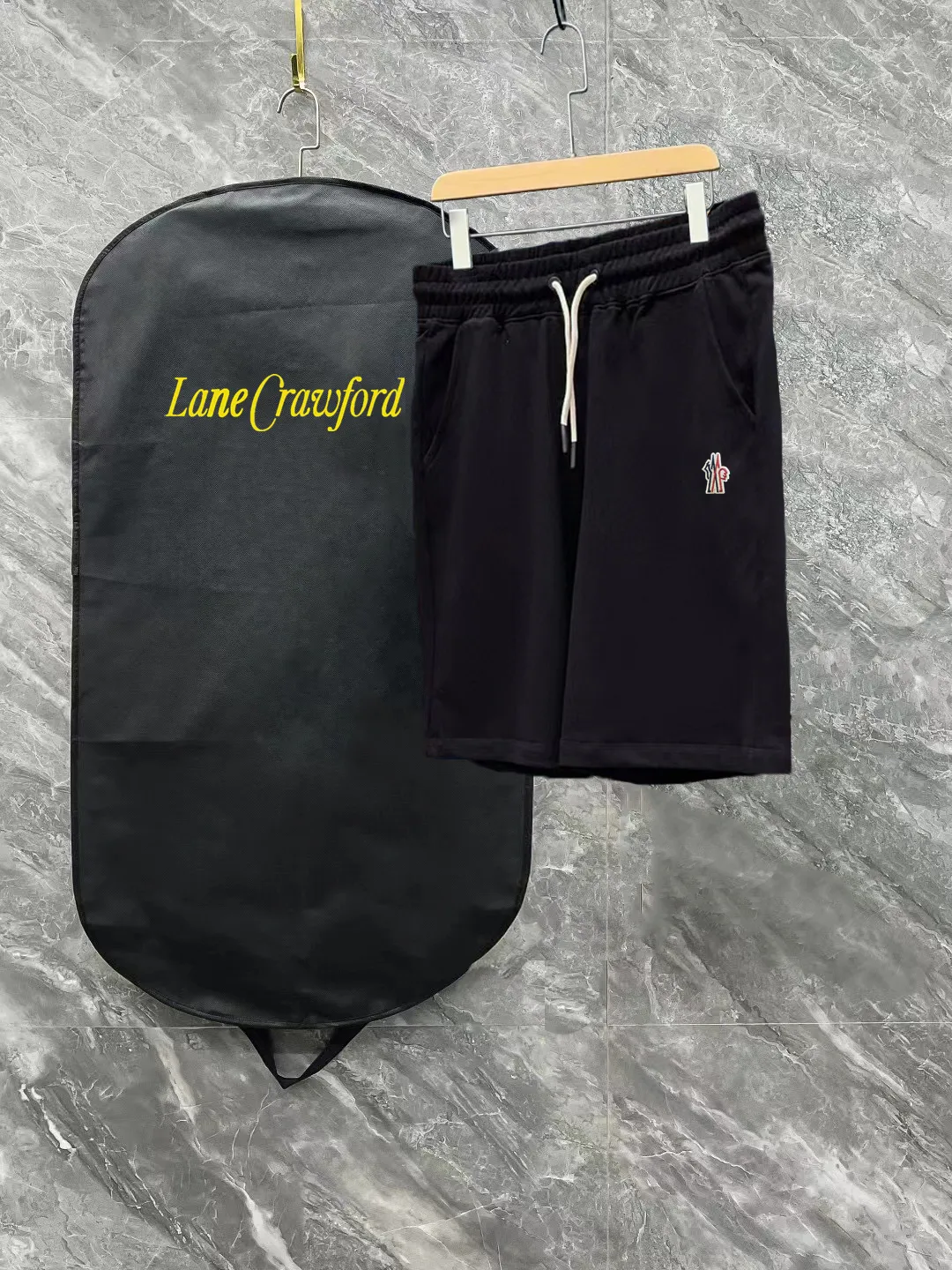 💰230 ✨MONCLER Meng Mouth SS spring and summer show style. Slim-fitting lines with exquisite logo and simple logo shorts. Domestic OEM exports. Supply top brand fabrics. 360g weight. Compatible with all body shapes. Black and white drawstring design on waist elastic band. Customized drawstring pockets with diagonal pocket design on both sides. There is also a small pocket at the rear. Color: black gray. Size S-XL