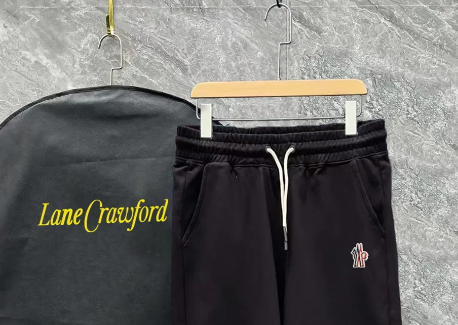 💰230 ✨MONCLER Meng Mouth SS spring and summer show style. Slim-fitting lines with exquisite logo and simple logo shorts. Domestic OEM exports. Supply top brand fabrics. 360g weight. Compatible with all body shapes. Black and white drawstring design on waist elastic band. Customized drawstring pockets with diagonal pocket design on both sides. There is also a small pocket at the rear. Color: black gray. Size S-XL