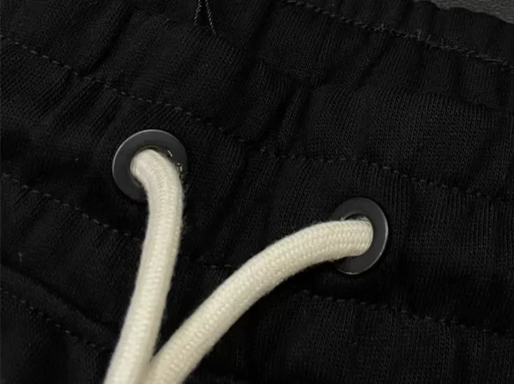 💰230 ✨MONCLER Meng Mouth SS spring and summer show style. Slim-fitting lines with exquisite logo and simple logo shorts. Domestic OEM exports. Supply top brand fabrics. 360g weight. Compatible with all body shapes. Black and white drawstring design on waist elastic band. Customized drawstring pockets with diagonal pocket design on both sides. There is also a small pocket at the rear. Color: black gray. Size S-XL