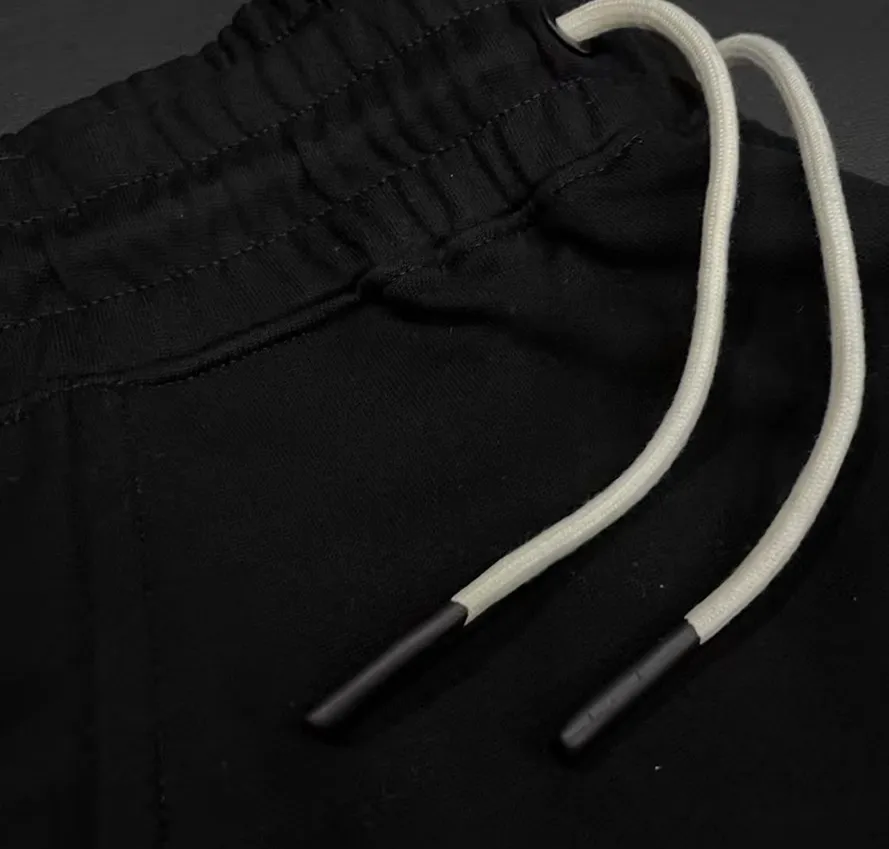 💰230 ✨MONCLER Meng Mouth SS spring and summer show style. Slim-fitting lines with exquisite logo and simple logo shorts. Domestic OEM exports. Supply top brand fabrics. 360g weight. Compatible with all body shapes. Black and white drawstring design on waist elastic band. Customized drawstring pockets with diagonal pocket design on both sides. There is also a small pocket at the rear. Color: black gray. Size S-XL