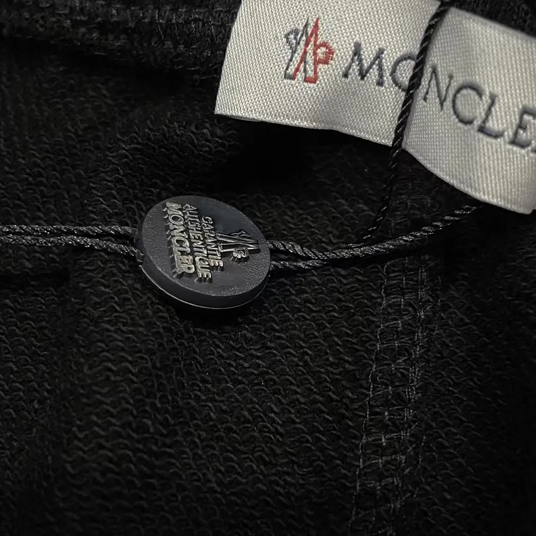 💰230 ✨MONCLER Meng Mouth SS spring and summer show style. Slim-fitting lines with exquisite logo and simple logo shorts. Domestic OEM exports. Supply top brand fabrics. 360g weight. Compatible with all body shapes. Black and white drawstring design on waist elastic band. Customized drawstring pockets with diagonal pocket design on both sides. There is also a small pocket at the rear. Color: black gray. Size S-XL