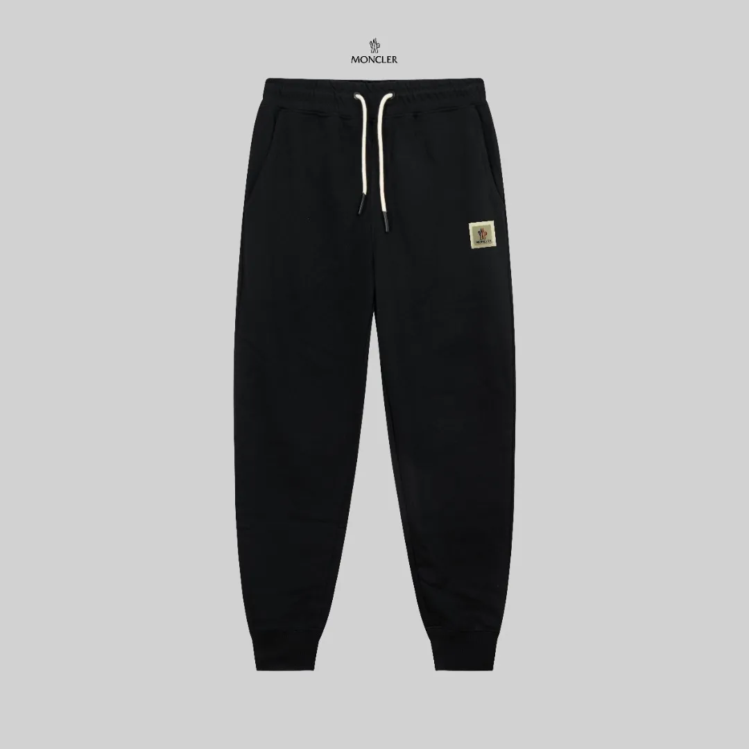 P270 top version, different currency) ✨Moncler SS show model Slim-fitting line logo simple Logo sweatpants 380g weight Compatible with all body types Black and white drawstring design on the waist elastic band Customized drawstring pockets with diagonal pocket design on both sides There is also a small pocket on the back Color: black gray Size S-XL