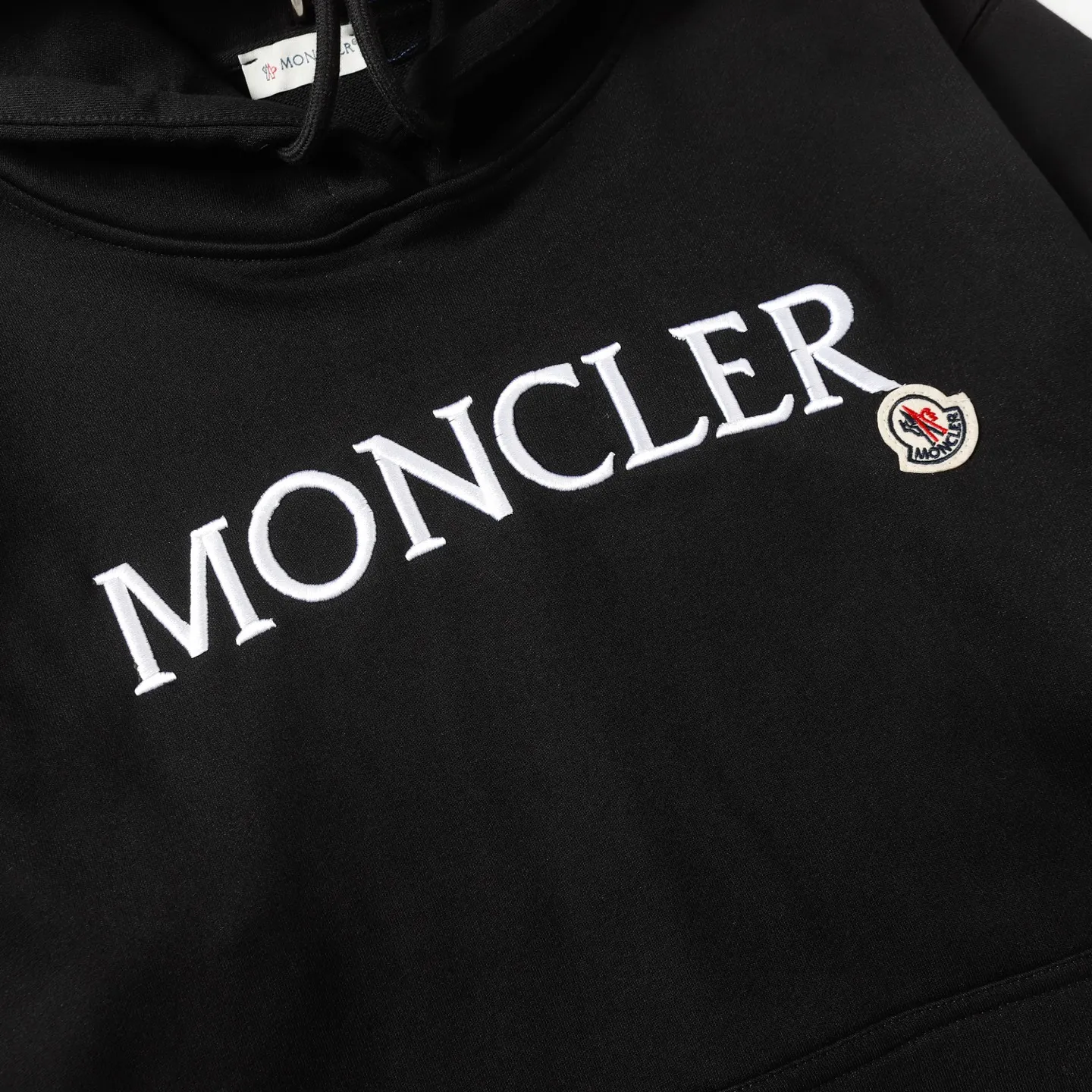P246 Style number: 853 〈MONCLER〉Mongolian embroidered hooded sweatshirt. The price of the Mongolian sweatshirt is actually quite advantageous. Anyone who has been to the counter should know that the price of the Mongolian hooded sweatshirt is not much cheaper than Gucci Burberry. It is just relatively low-key and unwilling to hype. It is a picture that you want to buy or not. The aloof existence... ✅Original custom-made with logo eyelets and hood ✅460g 100% cotton wool-eating fabric OS version is too big ✅Matched with the original high-weight double yarn thread ✅Correct three-needle and five-thread craftsmanship Chain edge Color: black white sky blue khaki Size S M L