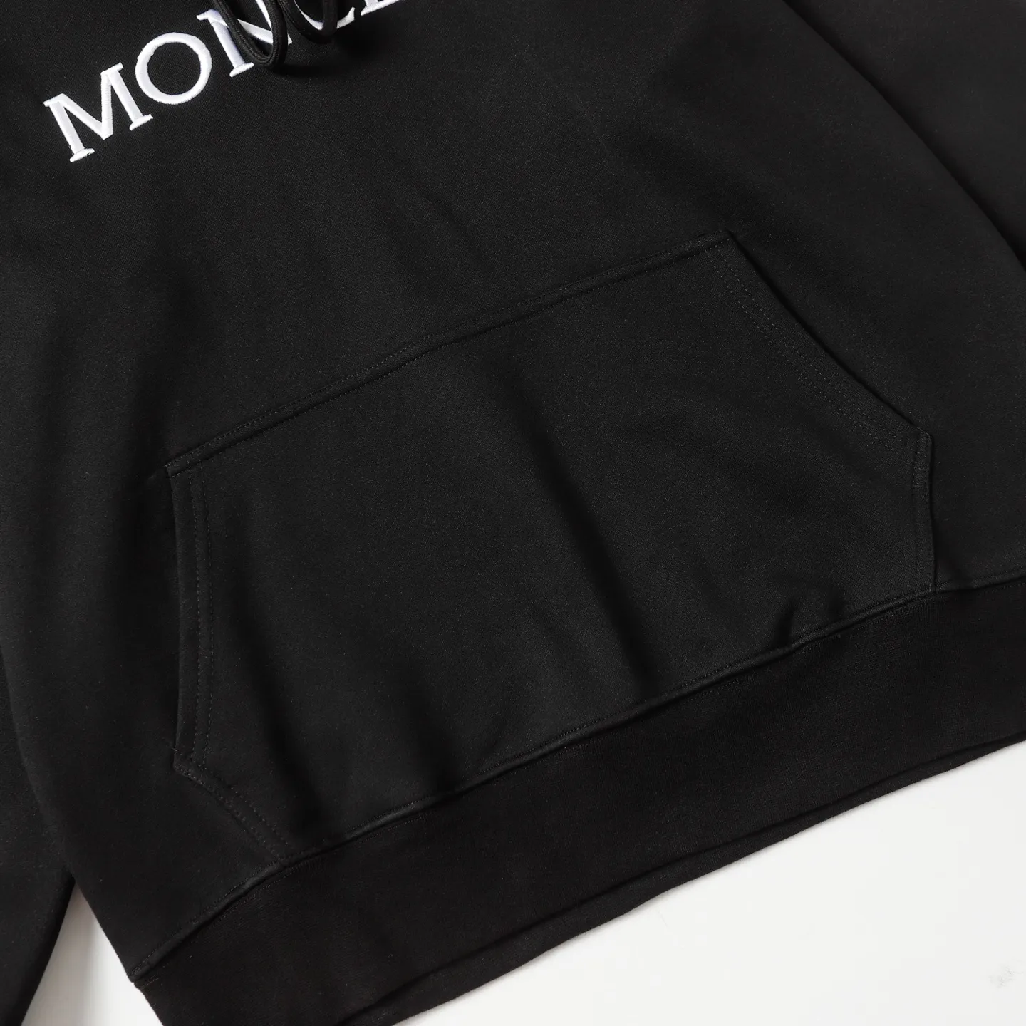 P246 Style number: 853 〈MONCLER〉Mongolian embroidered hooded sweatshirt. The price of the Mongolian sweatshirt is actually quite advantageous. Anyone who has been to the counter should know that the price of the Mongolian hooded sweatshirt is not much cheaper than Gucci Burberry. It is just relatively low-key and unwilling to hype. It is a picture that you want to buy or not. The aloof existence... ✅Original custom-made with logo eyelets and hood ✅460g 100% cotton wool-eating fabric OS version is too big ✅Matched with the original high-weight double yarn thread ✅Correct three-needle and five-thread craftsmanship Chain edge Color: black white sky blue khaki Size S M L