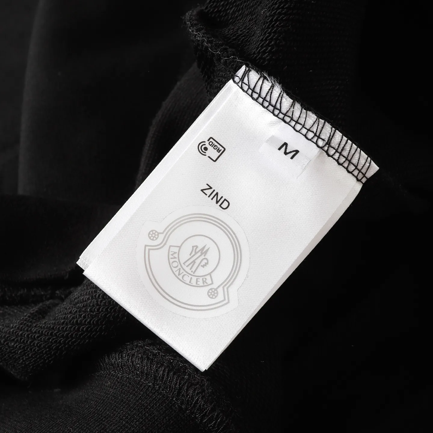 P246 Style number: 853 〈MONCLER〉Mongolian embroidered hooded sweatshirt. The price of the Mongolian sweatshirt is actually quite advantageous. Anyone who has been to the counter should know that the price of the Mongolian hooded sweatshirt is not much cheaper than Gucci Burberry. It is just relatively low-key and unwilling to hype. It is a picture that you want to buy or not. The aloof existence... ✅Original custom-made with logo eyelets and hood ✅460g 100% cotton wool-eating fabric OS version is too big ✅Matched with the original high-weight double yarn thread ✅Correct three-needle and five-thread craftsmanship Chain edge Color: black white sky blue khaki Size S M L
