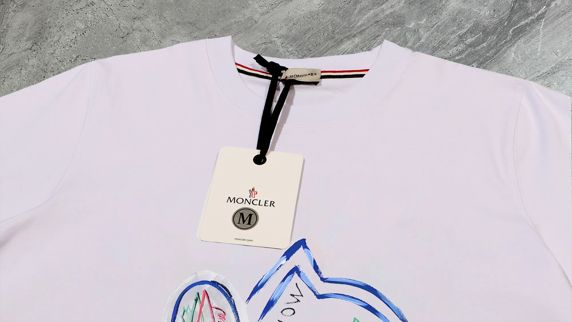 P140 Upgraded version "Mobile phone smart sensor ~ NFC chip armband ~ Direct access to the official website for anti-counterfeiting" "Moncler ~ Mouth Mouth" 2025 new high-quality round neck short-sleeved T-shirt. The cuffs have imported embroidered labels. Customized dyeing, very comfortable to touch. Super versatile and good-looking short-sleeved. Complete with three labels. Non-market ordinary version. Feel free to compare. Quality is absolutely guaranteed! ‼ First of all, this original fabric is all custom-woven with 32-count double yarn fabric, 250G, and the weight is the same‼ Fine workmanship, double waistcoat method, double waistcoat method, double waistcoat method makes the whole dress more three-dimensional, which is not a craft that ordinary T-shirts can achieve🤪 Size: S-M-L-XL-2XL Color: black, white, apricot, same style for men and women