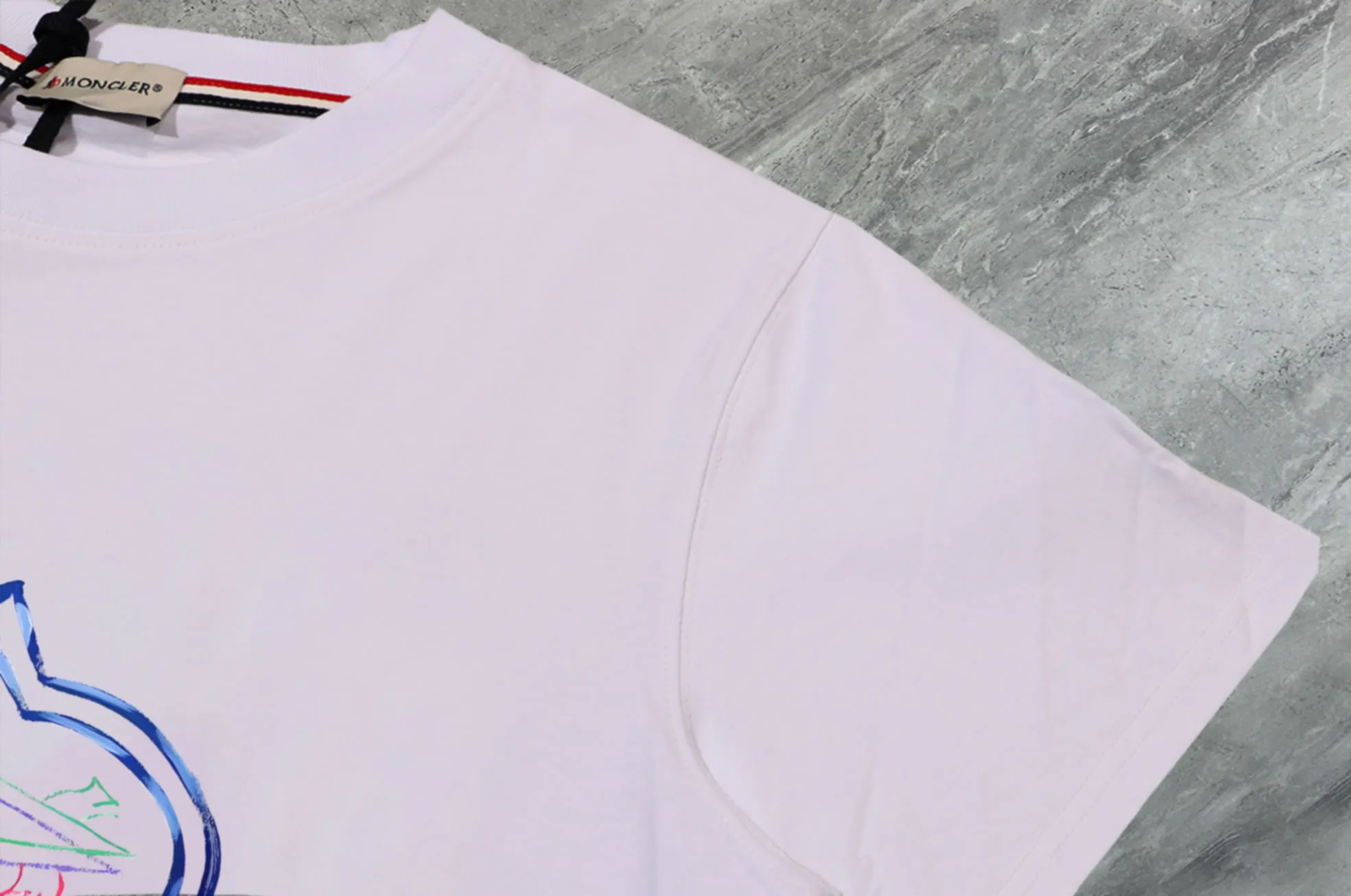 P140 Upgraded version "Mobile phone smart sensor ~ NFC chip armband ~ Direct access to the official website for anti-counterfeiting" "Moncler ~ Mouth Mouth" 2025 new high-quality round neck short-sleeved T-shirt. The cuffs have imported embroidered labels. Customized dyeing, very comfortable to touch. Super versatile and good-looking short-sleeved. Complete with three labels. Non-market ordinary version. Feel free to compare. Quality is absolutely guaranteed! ‼ First of all, this original fabric is all custom-woven with 32-count double yarn fabric, 250G, and the weight is the same‼ Fine workmanship, double waistcoat method, double waistcoat method, double waistcoat method makes the whole dress more three-dimensional, which is not a craft that ordinary T-shirts can achieve🤪 Size: S-M-L-XL-2XL Color: black, white, apricot, same style for men and women