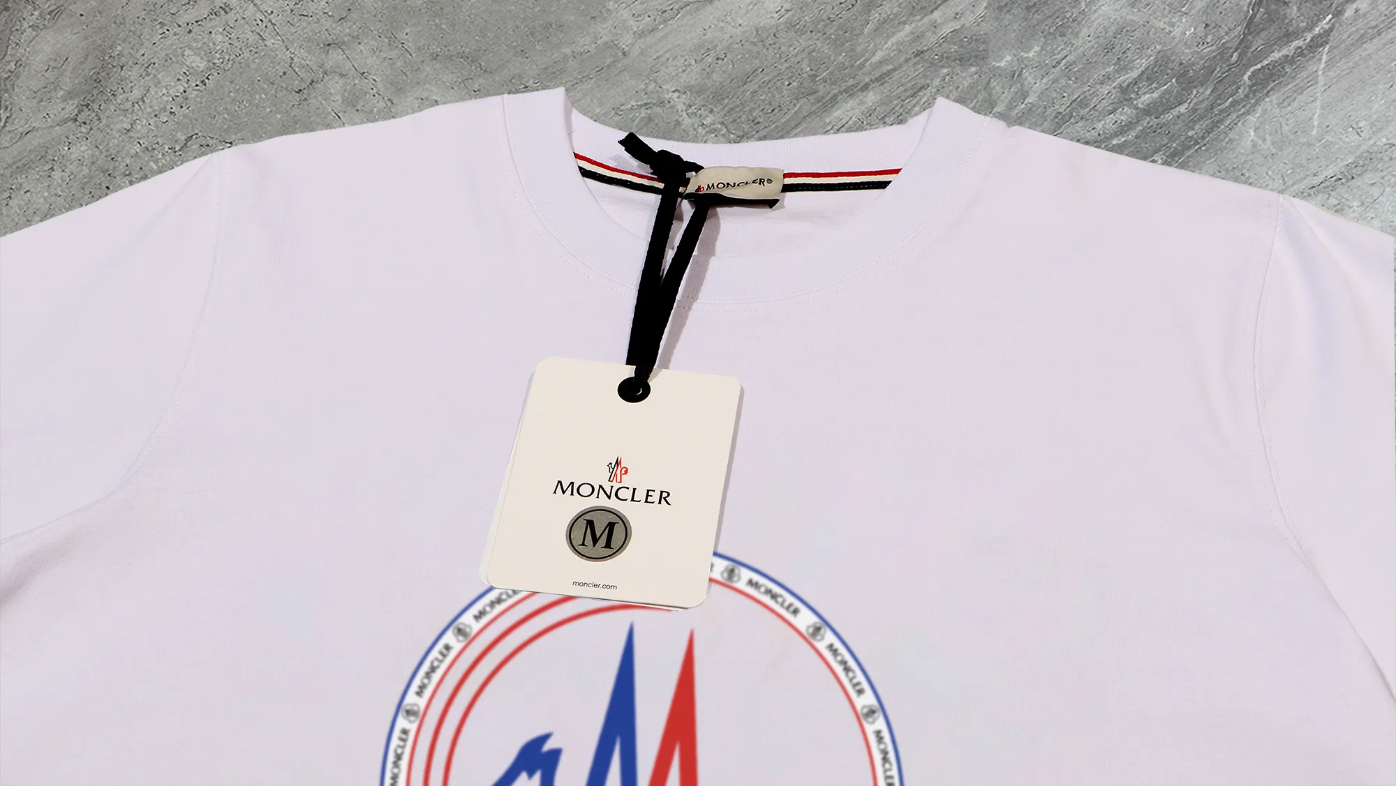 P210 High-version sweatshirt) [Long-term stock] 〖𝐌𝐎𝐍𝐂𝐋𝐄𝐑~Mask〗 Made of 440g heavy-weight fabric. It is different from the market currency. It can be matched with any variety and is properly handsome. 😎The whole dress is made of double waistcoats. The double waistcoats make the whole dress more three-dimensional. Not ordinary factories can do such fine work. 2025 Spring runway version of the T stage, on sale at the counter, round neck terry sweatshirt, high-end double-strand pure cotton, custom-made stretch ribs, dyed in the same vat, complete with three standards, matched with exquisite embroidered LOGO on the chest, simple and advanced, same style for men and women. Color: black, apricot, white, size: S M L XL 2XL