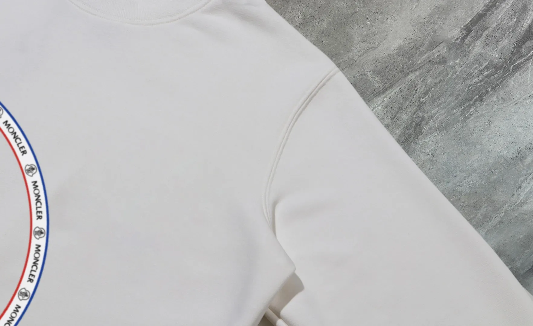 P210 High-version sweatshirt) [Long-term stock] 〖𝐌𝐎𝐍𝐂𝐋𝐄𝐑~Mask〗 Made of 440g heavy-weight fabric. It is different from the market currency. It can be matched with any variety and is properly handsome. 😎The whole dress is made of double waistcoats. The double waistcoats make the whole dress more three-dimensional. Not ordinary factories can do such fine work. 2025 Spring runway version of the T stage, on sale at the counter, round neck terry sweatshirt, high-end double-strand pure cotton, custom-made stretch ribs, dyed in the same vat, complete with three standards, matched with exquisite embroidered LOGO on the chest, simple and advanced, same style for men and women. Color: black, apricot, white, size: S M L XL 2XL