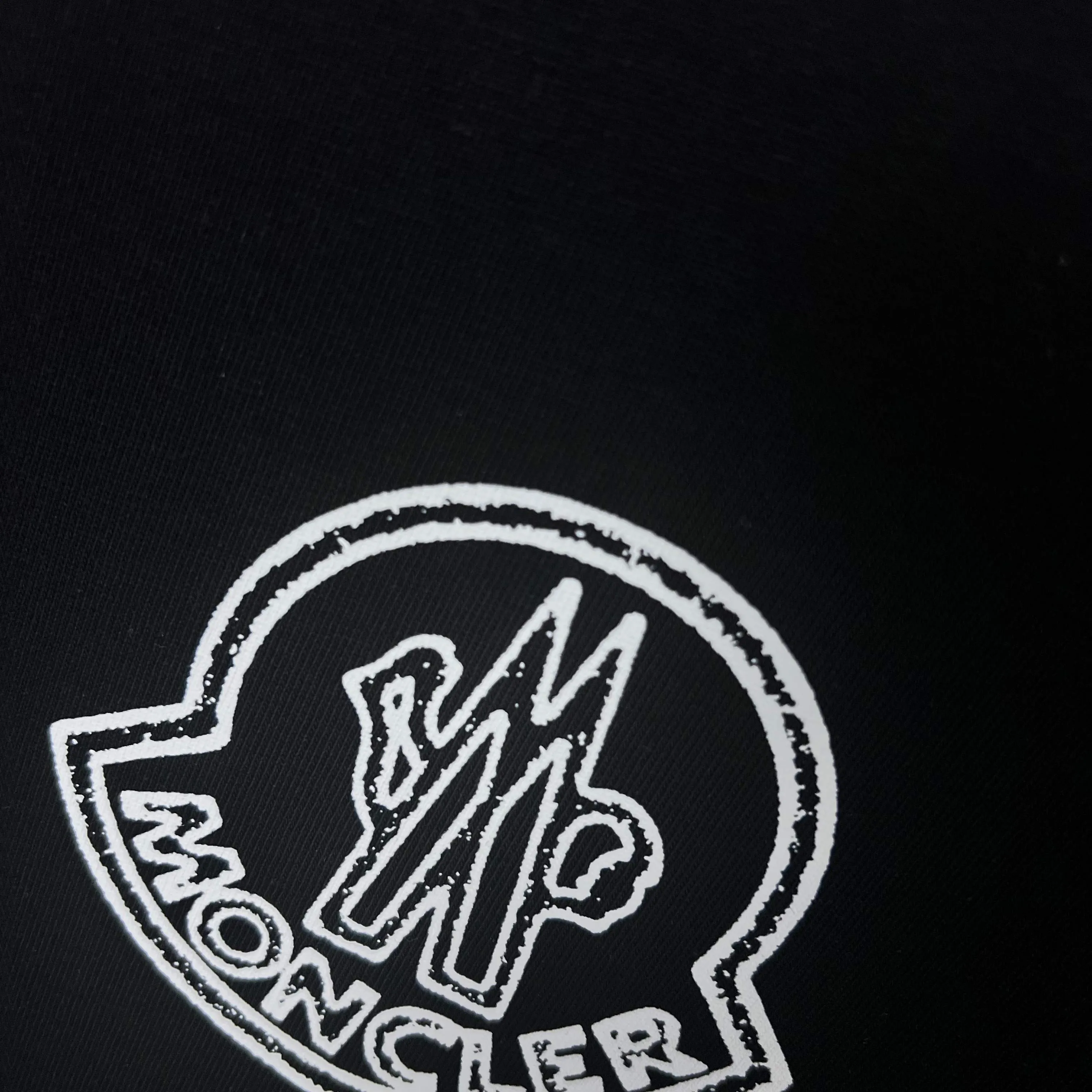 P220 (shipped the next day) MONCLER/Mask 2025Fw new autumn and winter style 400g pullover round neck long-sleeved sweatshirt Simple chest badge letter logo embossed technology same style for men and women brand classic pure cotton fabric official synchronization high version high quality fashion personality versatile trend pure original quality original fabric hang tag collar label washed wheat three labels complete Color: black. White. Size: S-XL