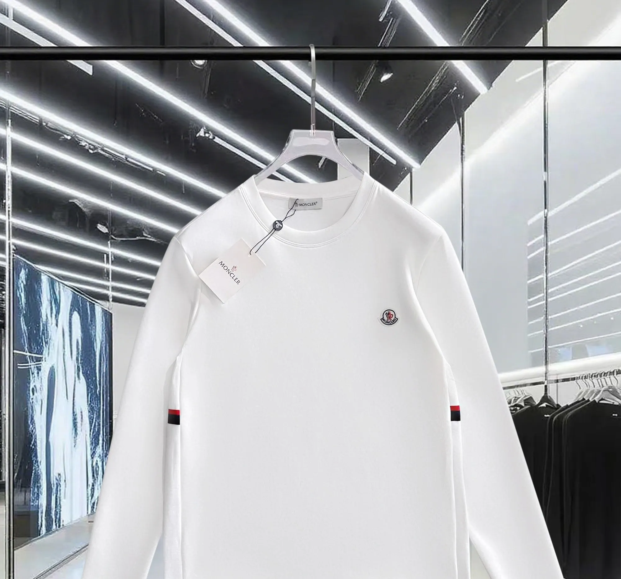P220 MONCLER/Muzzle 2025Fw new autumn and winter style Logo letters on the chest Small color-blocking logo on the side Same style for men and women Pullover round neck long-sleeved T-shirt Brand classic Pure cotton fabric Official synchronization High version High quality Fashionable personality Versatile trend Pure original quality Original fabric Hang tag Collar label Washed wheat Complete three standards Color: Black. White. Size: M-3XL