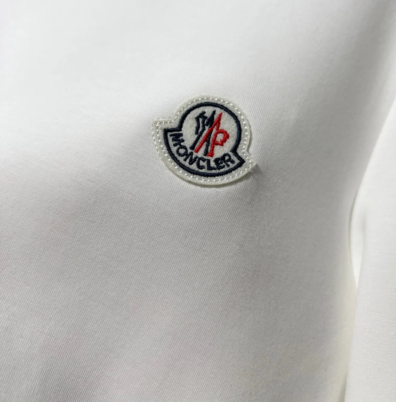 P220 MONCLER/Muzzle 2025Fw new autumn and winter style Logo letters on the chest Small color-blocking logo on the side Same style for men and women Pullover round neck long-sleeved T-shirt Brand classic Pure cotton fabric Official synchronization High version High quality Fashionable personality Versatile trend Pure original quality Original fabric Hang tag Collar label Washed wheat Complete three standards Color: Black. White. Size: M-3XL