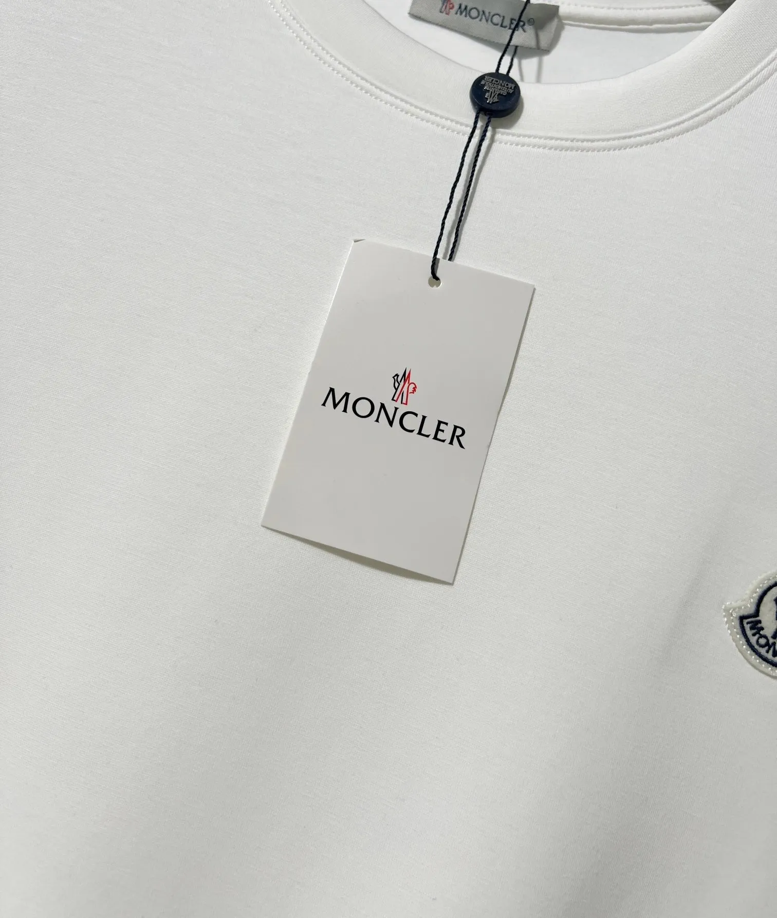 P220 MONCLER/Muzzle 2025Fw new autumn and winter style Logo letters on the chest Small color-blocking logo on the side Same style for men and women Pullover round neck long-sleeved T-shirt Brand classic Pure cotton fabric Official synchronization High version High quality Fashionable personality Versatile trend Pure original quality Original fabric Hang tag Collar label Washed wheat Complete three standards Color: Black. White. Size: M-3XL