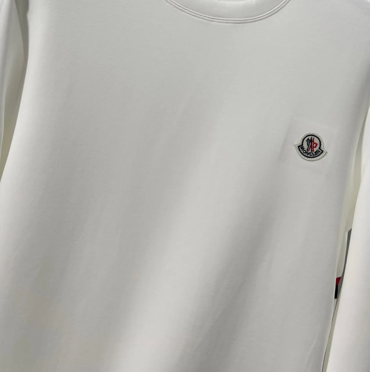 P220 MONCLER/Muzzle 2025Fw new autumn and winter style Logo letters on the chest Small color-blocking logo on the side Same style for men and women Pullover round neck long-sleeved T-shirt Brand classic Pure cotton fabric Official synchronization High version High quality Fashionable personality Versatile trend Pure original quality Original fabric Hang tag Collar label Washed wheat Complete three standards Color: Black. White. Size: M-3XL