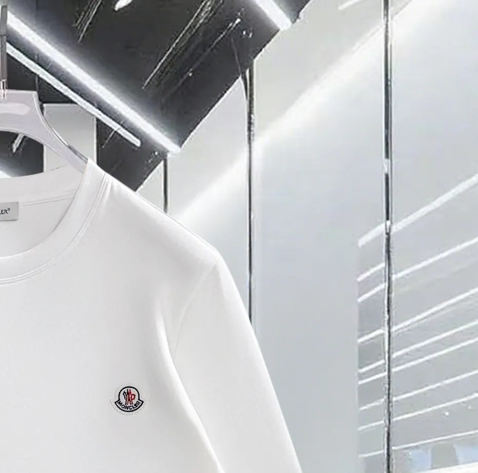 P220 MONCLER/Muzzle 2025Fw new autumn and winter style Logo letters on the chest Small color-blocking logo on the side Same style for men and women Pullover round neck long-sleeved T-shirt Brand classic Pure cotton fabric Official synchronization High version High quality Fashionable personality Versatile trend Pure original quality Original fabric Hang tag Collar label Washed wheat Complete three standards Color: Black. White. Size: M-3XL