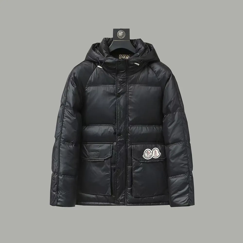 P1040 MONCLER/Mask "Official website's same classic double patchwork embroidered small label splicing pocket" Hooded down jacket - Fabric: National standard 90 white duck down jacket, made of polyester fiber fabric. Comfortable and warm, perfect appearance, good bulk recovery after compression, heat-containing warmth, complete three standards, original fabric, official same style, different from ordinary version on the market - Color: black - Size: M L XL XXL XXL XXXL - Purchase the original mold and create it with a full set of customized accessories. Details determine success or failure.  - Accessories: The original accessories are complete with one to one and three standards, os off-shoulder version, same style for men and women, official website quality - no gender distinction, same style for men and women
