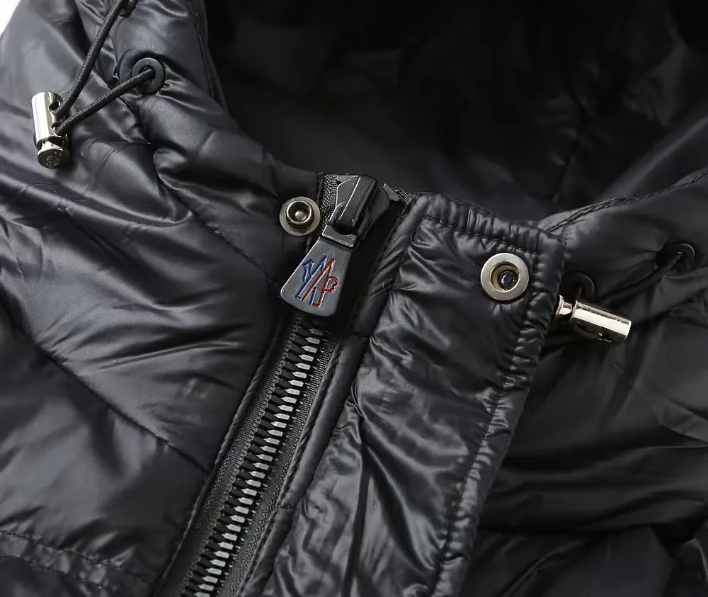 P1040 MONCLER/Mask "Official website's same classic double patchwork embroidered small label splicing pocket" Hooded down jacket - Fabric: National standard 90 white duck down jacket, made of polyester fiber fabric. Comfortable and warm, perfect appearance, good bulk recovery after compression, heat-containing warmth, complete three standards, original fabric, official same style, different from ordinary version on the market - Color: black - Size: M L XL XXL XXL XXXL - Purchase the original mold and create it with a full set of customized accessories. Details determine success or failure.  - Accessories: The original accessories are complete with one to one and three standards, os off-shoulder version, same style for men and women, official website quality - no gender distinction, same style for men and women