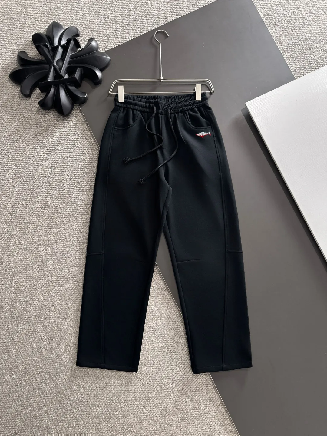 Shipped in 2-3 days P360 MONCLER/Mongolian Exclusive first release of 25ss autumn and winter new high-quality trousers Compare real-life details at will A perfect choice for autumn and winter, a must-have item. Sizes: M to 3XL (please state your height and weight when placing an order)