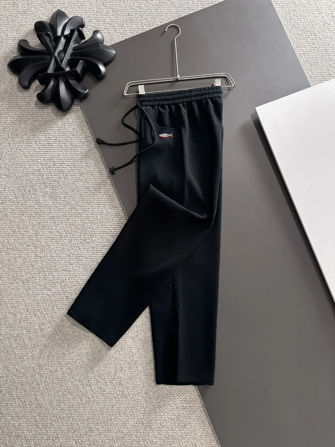 Shipped in 2-3 days P360 MONCLER/Mongolian Exclusive first release of 25ss autumn and winter new high-quality trousers Compare real-life details at will A perfect choice for autumn and winter, a must-have item. Sizes: M to 3XL (please state your height and weight when placing an order)