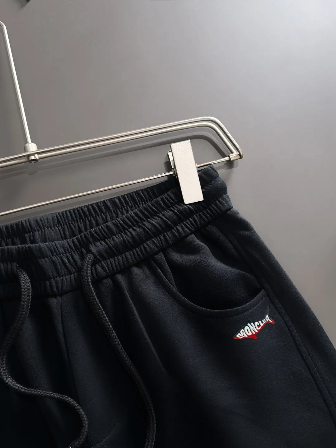 Shipped in 2-3 days P360 MONCLER/Mongolian Exclusive first release of 25ss autumn and winter new high-quality trousers Compare real-life details at will A perfect choice for autumn and winter, a must-have item. Sizes: M to 3XL (please state your height and weight when placing an order)