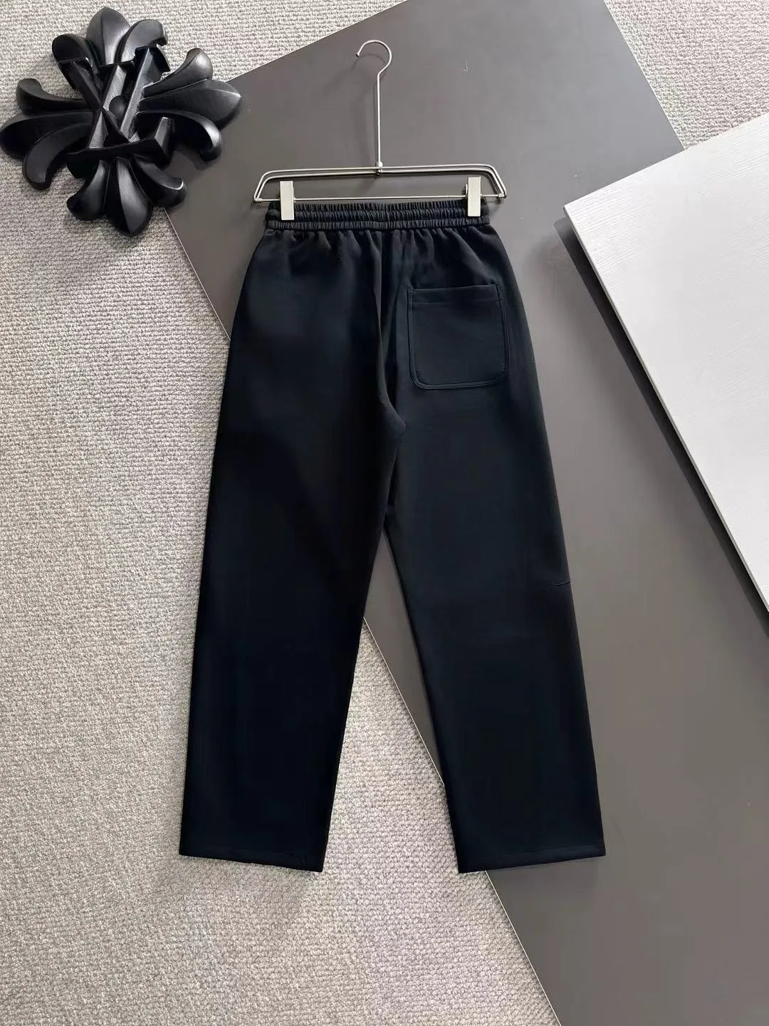 Shipped in 2-3 days P360 MONCLER/Mongolian Exclusive first release of 25ss autumn and winter new high-quality trousers Compare real-life details at will A perfect choice for autumn and winter, a must-have item. Sizes: M to 3XL (please state your height and weight when placing an order)