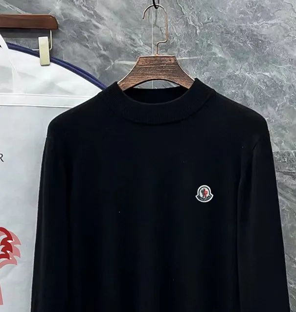 P210 Moncler, complete with 3 marks for the muzzle, logo embroidered turtleneck sweater, fine wool blended sweater, high-end customized collection for men and women, part of the brand's high-end main line, patented top-grade yarn blending, using innovation to interpret conventional styles. The configuration of the fabric is subversive. The details are remarkable. The most anticipated sweater in winter. Full of high-end sense. Outflowed from the brand's designated Zhejiang processing factory. Very cost-effective. Meri wool yarn is of excellent quality. It feels super soft, delicate, soft, non-pilling and does not deform. It is available at all major counters at the same time. It is a must-have product every year. The product seems simple, the process is extremely complicated, and the upper body is not picky. The upper body is extremely skin-friendly and comfortable. It can be worn close to the body with an outer jacket or as an outer layer. Color: Black White Gray Size: M L XL 2XL 3XL