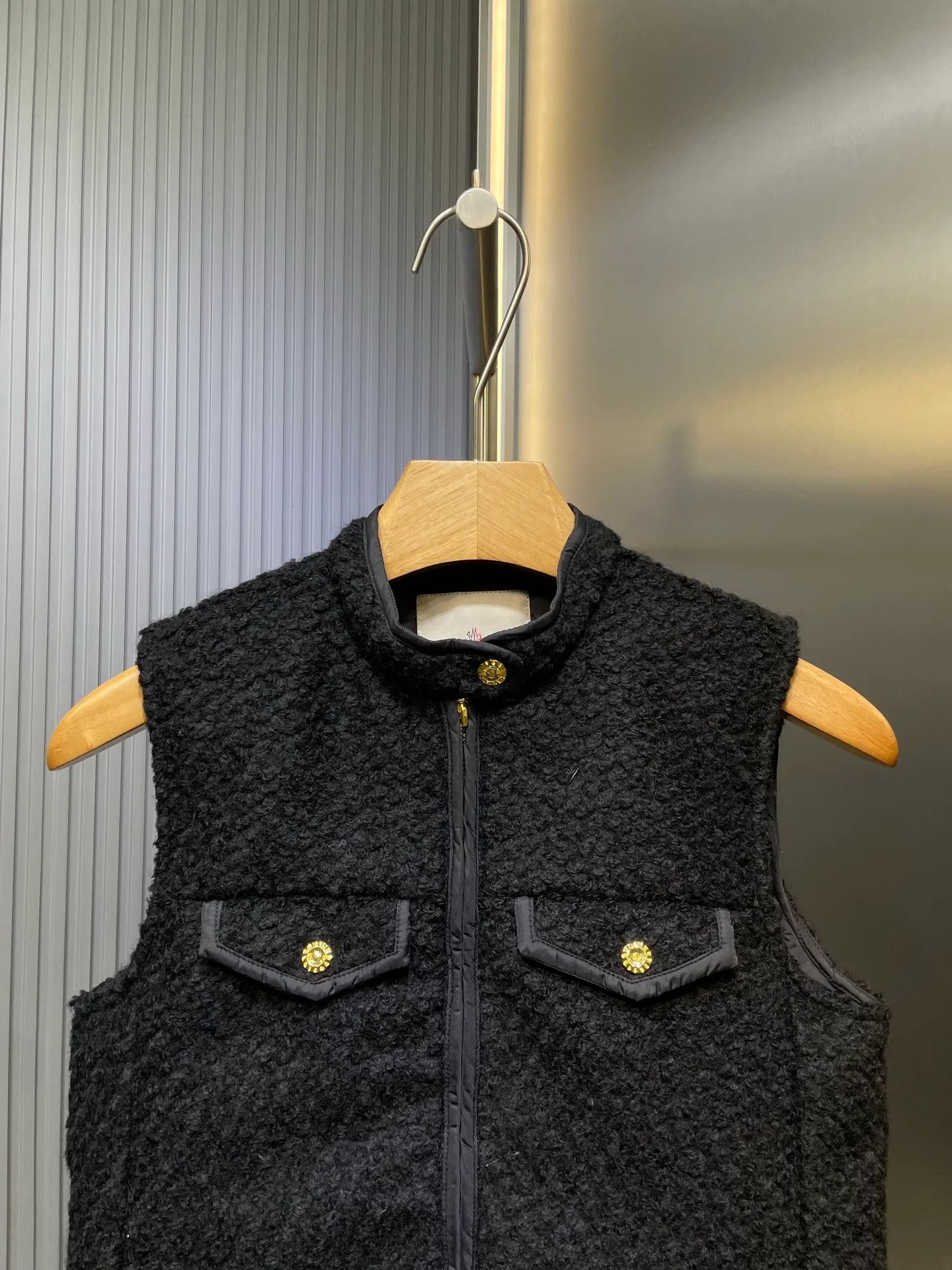 P640 MONCLER 25FW early autumn new product Woolen stand-up collar vest jacket Made of woolen cotton fabric Spliced ​​down at the back Hardware golo custom molding Four-bag slim fit Seiko production High-end texture Size: s m l