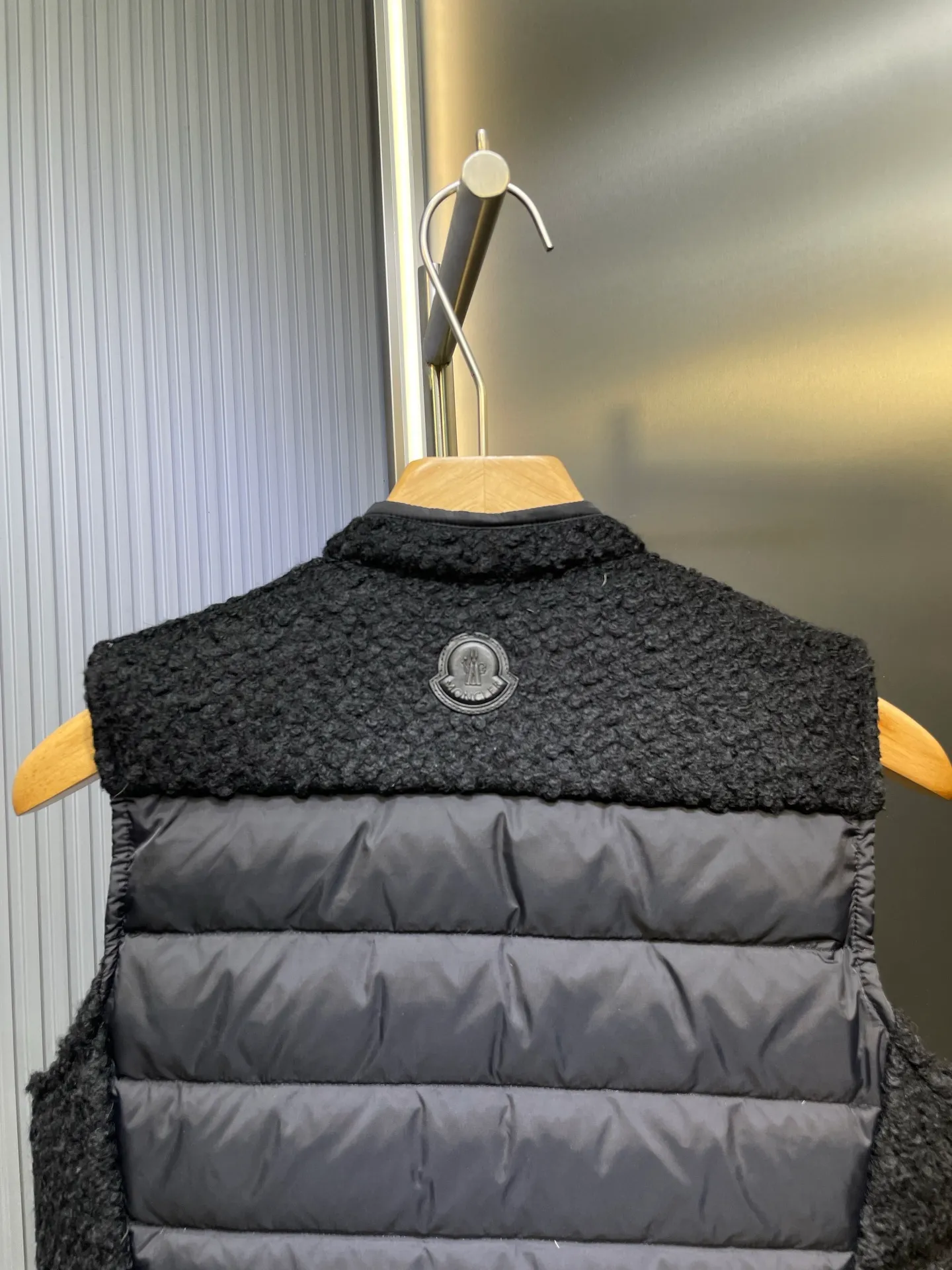 P640 MONCLER 25FW early autumn new product Woolen stand-up collar vest jacket Made of woolen cotton fabric Spliced ​​down at the back Hardware golo custom molding Four-bag slim fit Seiko production High-end texture Size: s m l