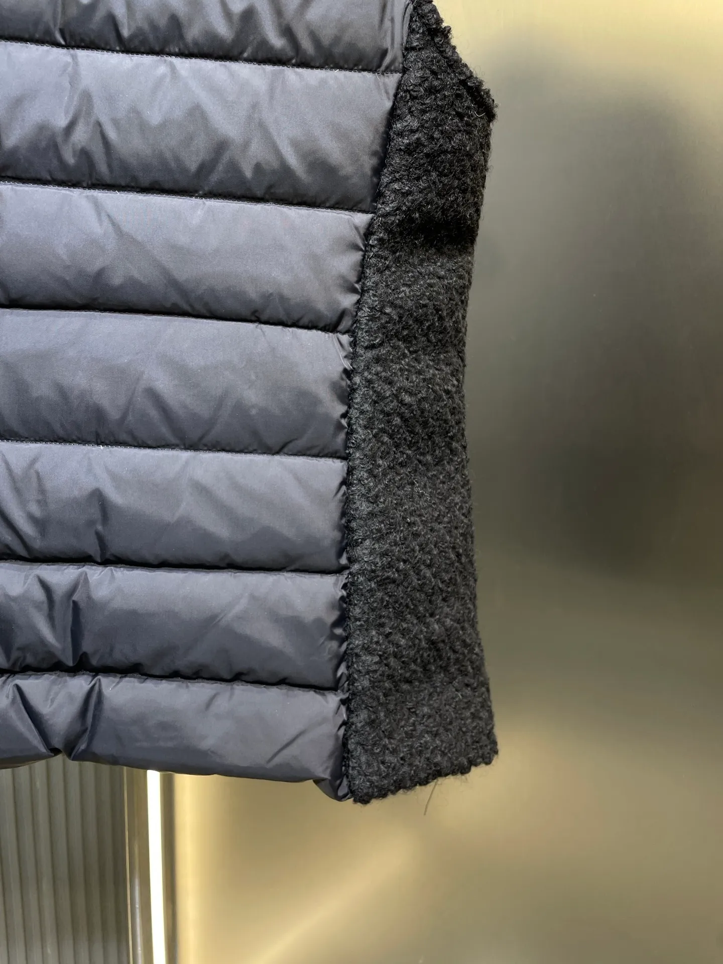 P640 MONCLER 25FW early autumn new product Woolen stand-up collar vest jacket Made of woolen cotton fabric Spliced ​​down at the back Hardware golo custom molding Four-bag slim fit Seiko production High-end texture Size: s m l