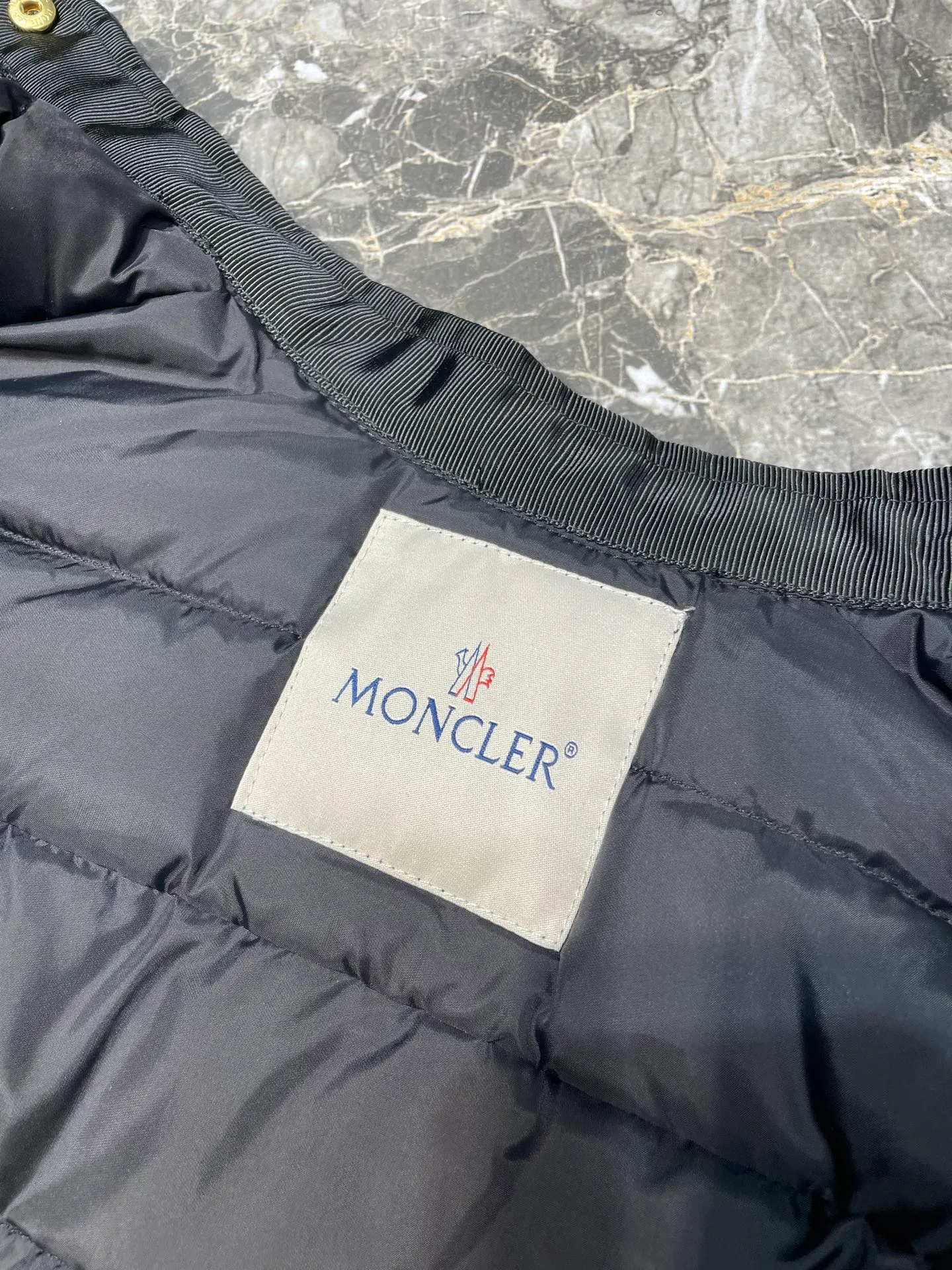 P640 MONCLER 25FW early autumn new product Woolen stand-up collar vest jacket Made of woolen cotton fabric Spliced ​​down at the back Hardware golo custom molding Four-bag slim fit Seiko production High-end texture Size: s m l