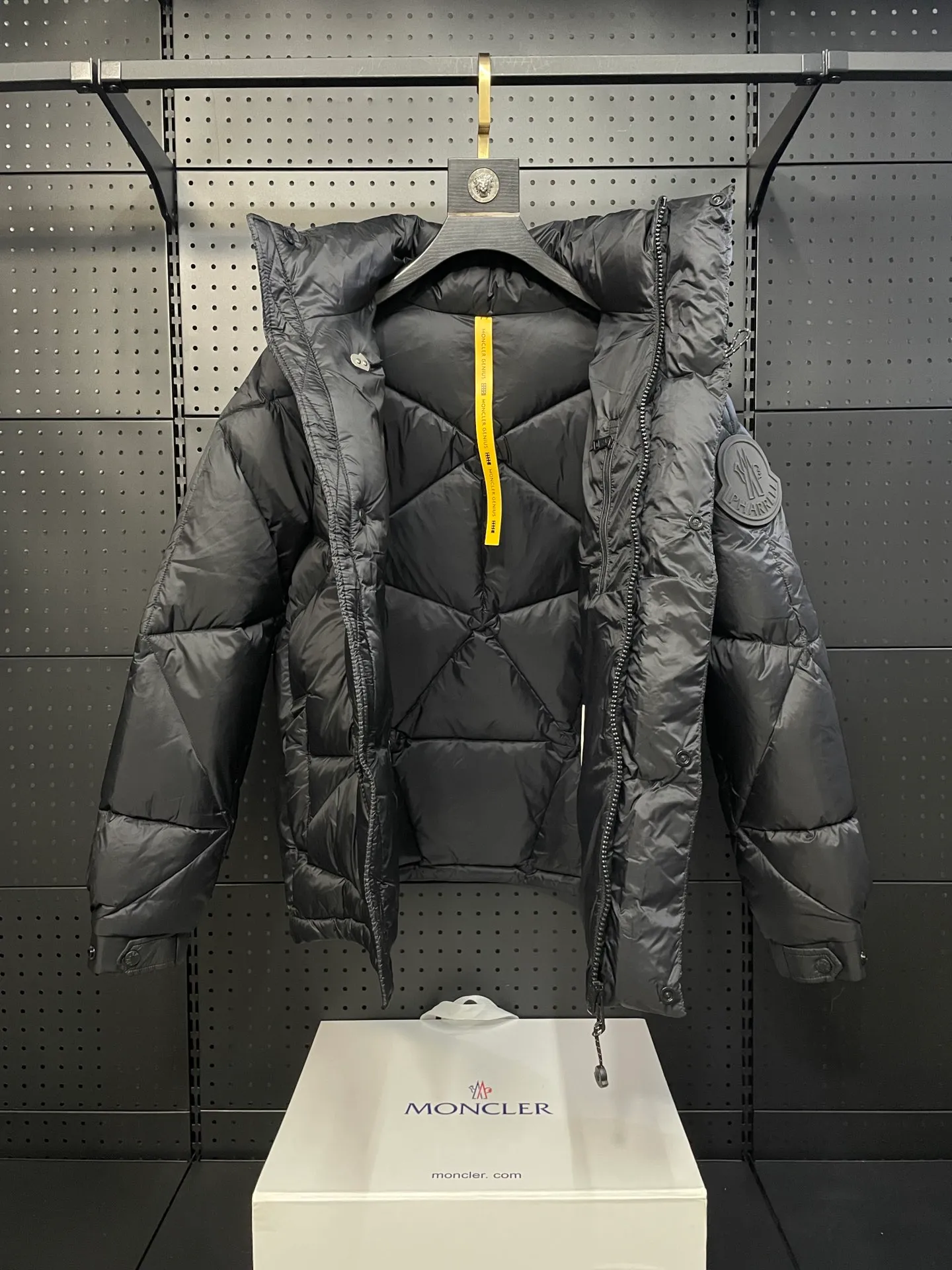 P960 Fei Dong collaborates with Moncler. Moncler once again joins hands with Pharrell Williams to create a joint series. The top 90 white duck I chose this time is the Moncler Genius product line. This Oak jacket is made of technical nylon, equipped with snap pockets and down padding to create the best warmth. The unique triangular car line will create a more artistic visual effect as a whole. The solid color dress is only decorated with LOGO on the chest and arms, which will not be too public while retaining the joint identity. It is also very versatile when paired together. This design technique has also appeared many times in Fei Dong’s joint brands, which is quite recognizable. Size: 1-5