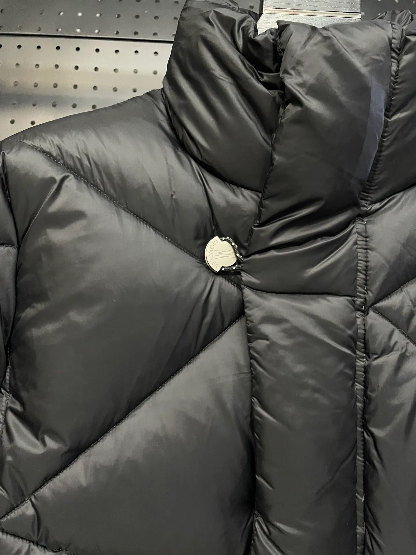P960 Fei Dong collaborates with Moncler. Moncler once again joins hands with Pharrell Williams to create a joint series. The top 90 white duck I chose this time is the Moncler Genius product line. This Oak jacket is made of technical nylon, equipped with snap pockets and down padding to create the best warmth. The unique triangular car line will create a more artistic visual effect as a whole. The solid color dress is only decorated with LOGO on the chest and arms, which will not be too public while retaining the joint identity. It is also very versatile when paired together. This design technique has also appeared many times in Fei Dong’s joint brands, which is quite recognizable. Size: 1-5