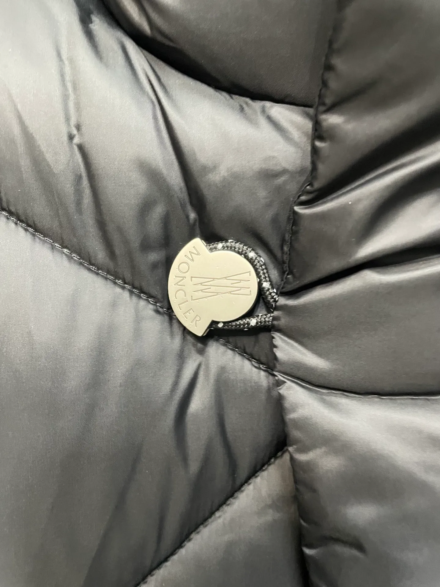 P960 Fei Dong collaborates with Moncler. Moncler once again joins hands with Pharrell Williams to create a joint series. The top 90 white duck I chose this time is the Moncler Genius product line. This Oak jacket is made of technical nylon, equipped with snap pockets and down padding to create the best warmth. The unique triangular car line will create a more artistic visual effect as a whole. The solid color dress is only decorated with LOGO on the chest and arms, which will not be too public while retaining the joint identity. It is also very versatile when paired together. This design technique has also appeared many times in Fei Dong’s joint brands, which is quite recognizable. Size: 1-5