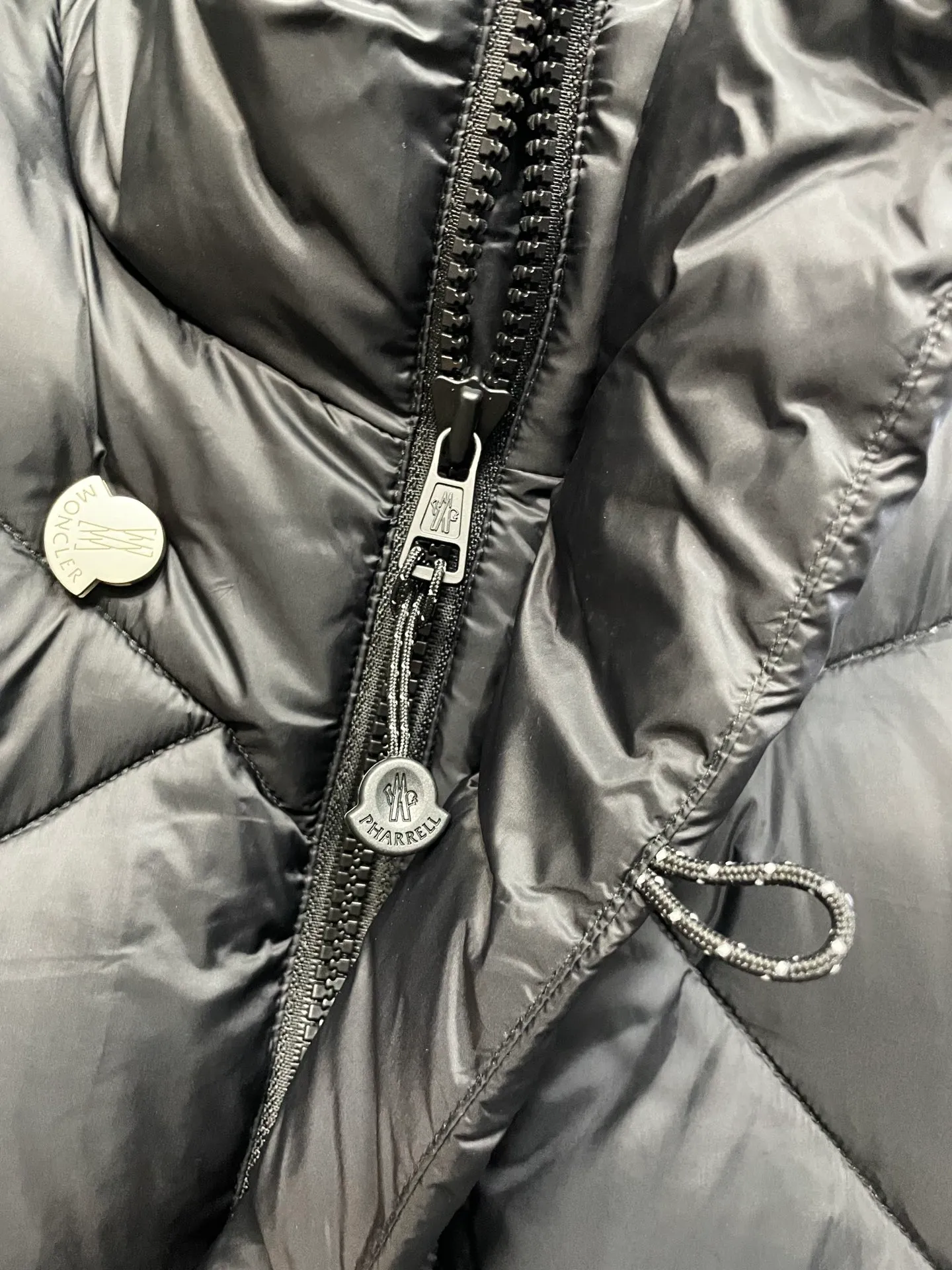 P960 Fei Dong collaborates with Moncler. Moncler once again joins hands with Pharrell Williams to create a joint series. The top 90 white duck I chose this time is the Moncler Genius product line. This Oak jacket is made of technical nylon, equipped with snap pockets and down padding to create the best warmth. The unique triangular car line will create a more artistic visual effect as a whole. The solid color dress is only decorated with LOGO on the chest and arms, which will not be too public while retaining the joint identity. It is also very versatile when paired together. This design technique has also appeared many times in Fei Dong’s joint brands, which is quite recognizable. Size: 1-5
